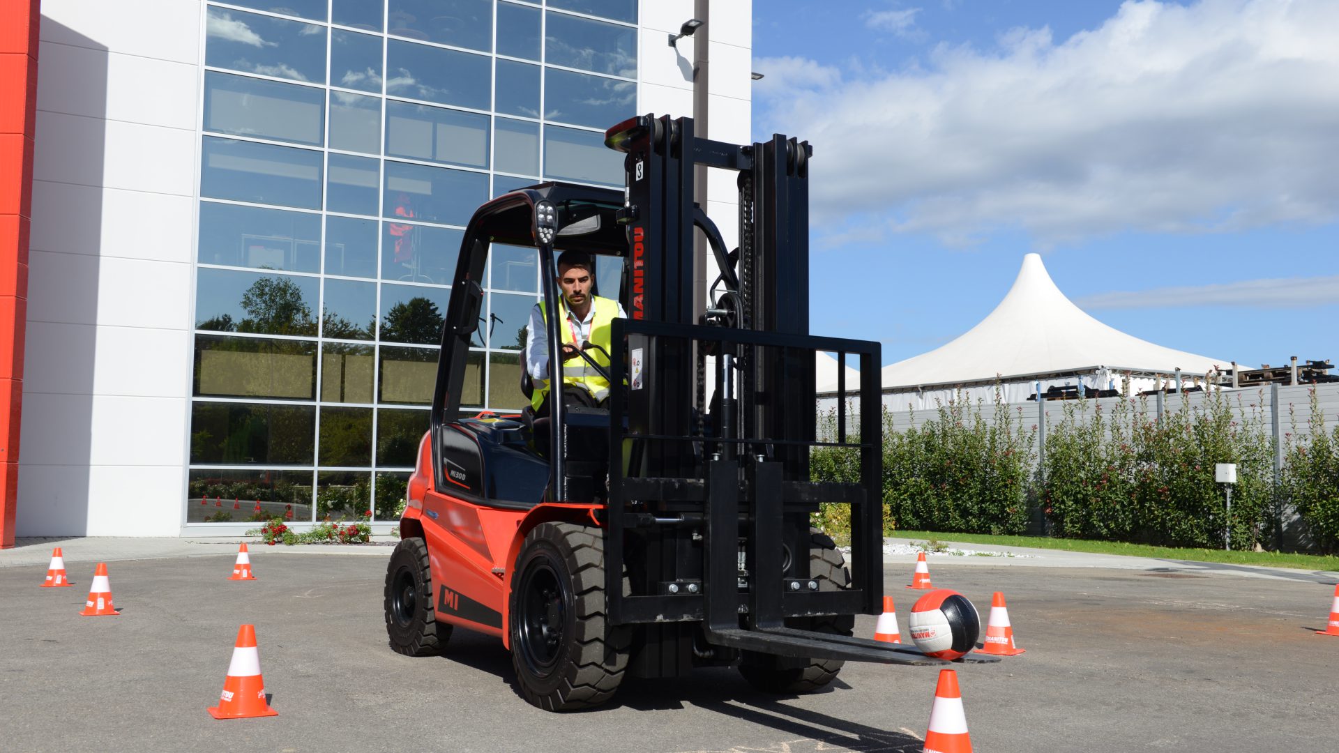 I carrelli elevatori Manitou sono fondamentali per il costruttore