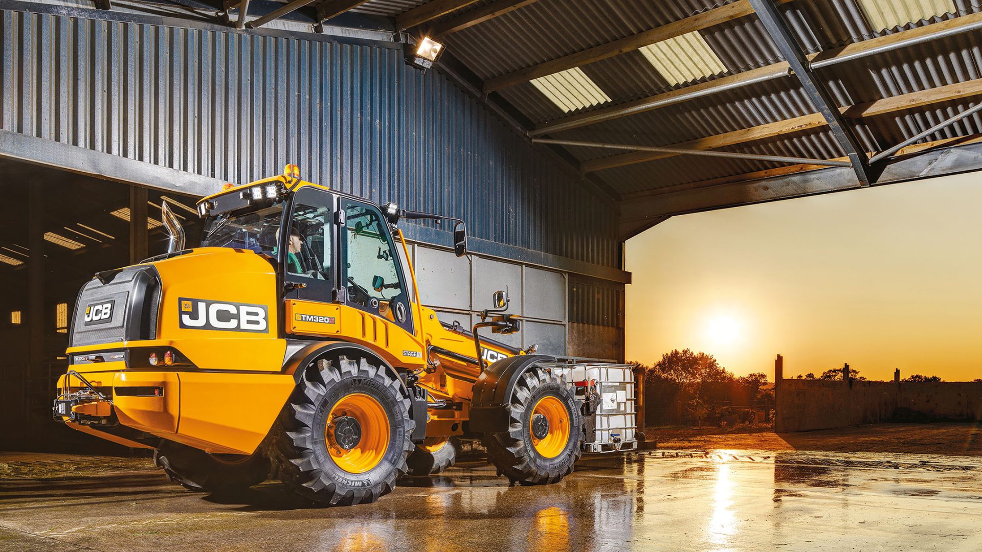 La JCB 320 TM è una pala multifunzione