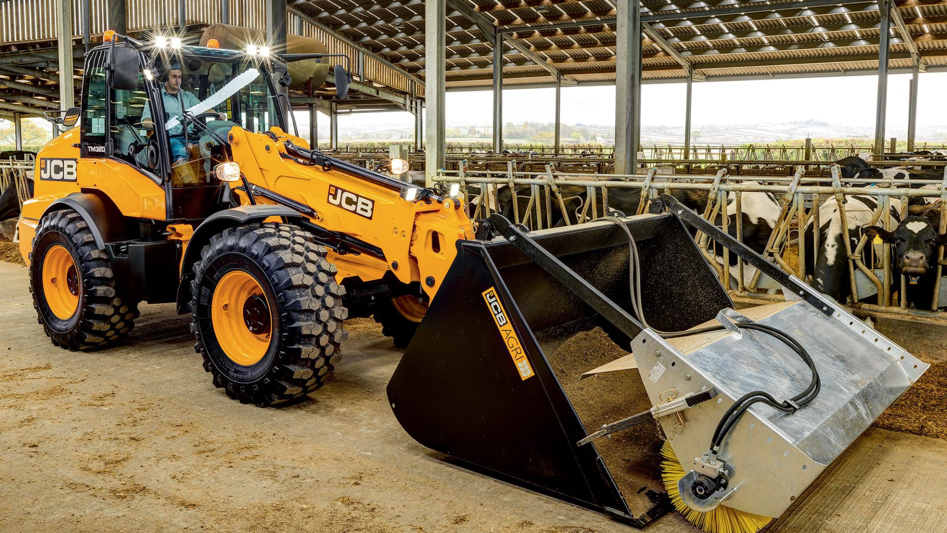 La JCB 320 TM è disponibile anche in versione S con prestazioni idrauliche superiori