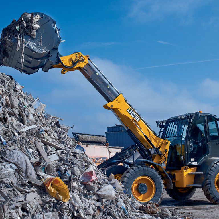 Il cambio delle attrezzature della JCB 320 TM è agevolato dal sistema di scarico pressione