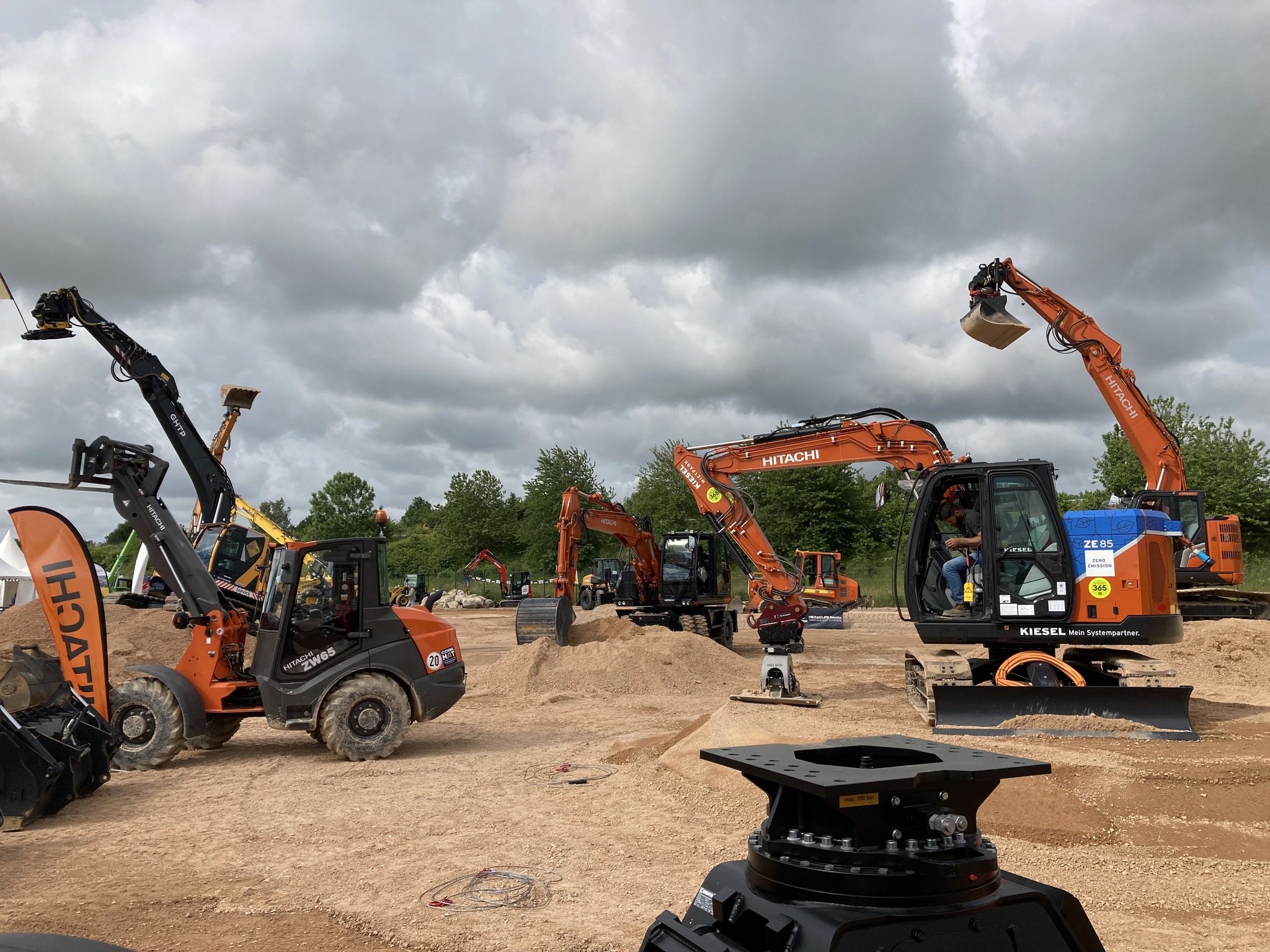 La partnership fra Hitachi e KTEG diventa sempre più stretta con diverse macchine ufficiali presenti a Bauma. E intanto continua il piano di allargamento della gamma elettrica del brand di Kiesel.