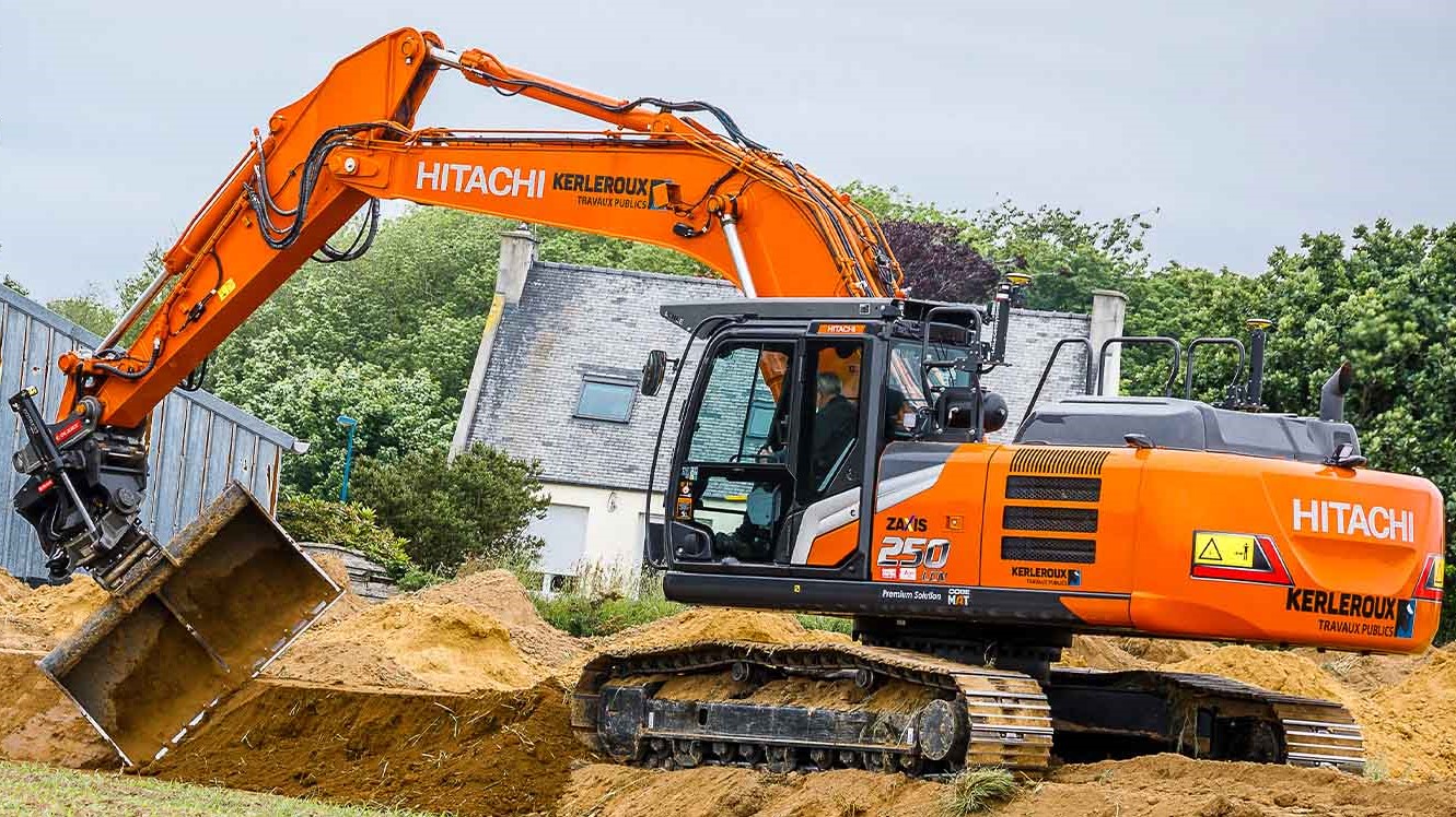 Il primo escavatore Hitachi con tecnologia integrata Leica Geosystems lavora in Bretagna