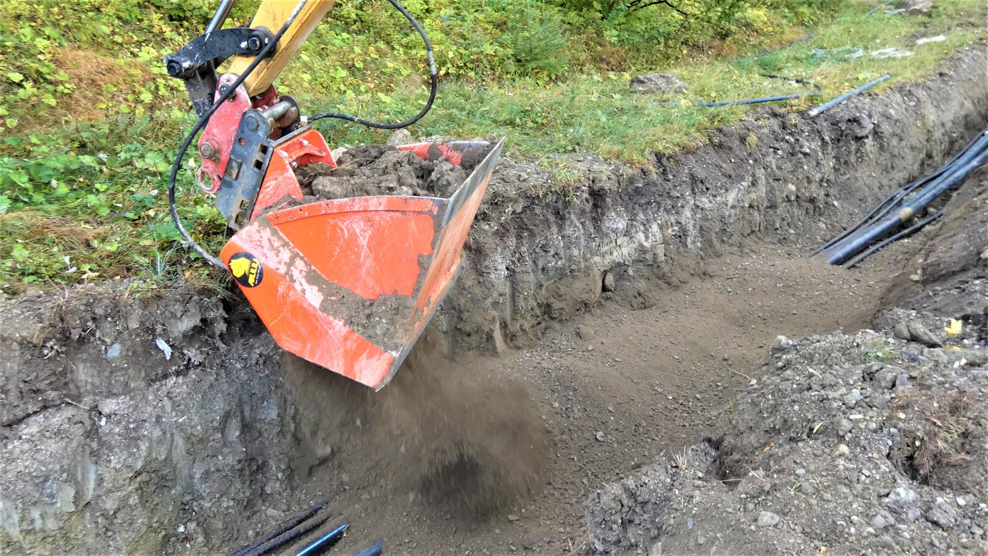 La benna Allu è fondamentale per l'andamento del cantiere del nuovo impianto di innevamento artificiale