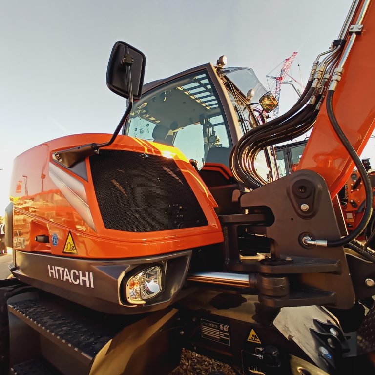 Hitachi ha presentato il suo midi gommato ZX95W-7 nel corso di Bauma 2022