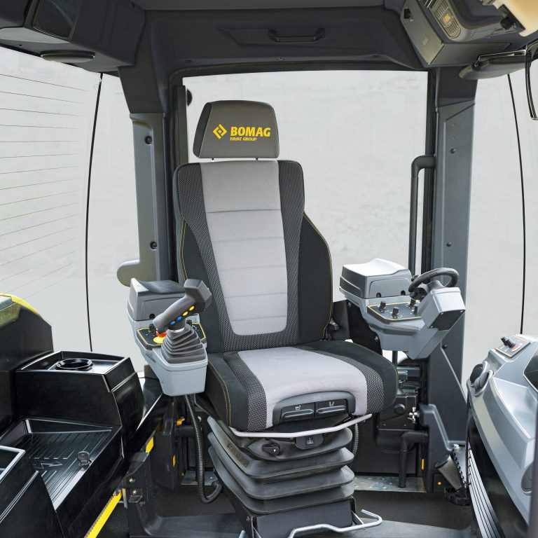 La cabina dei nuovi rulli Bomag si distingue per le soluzioni ottimali da un punto di vista ergonomico