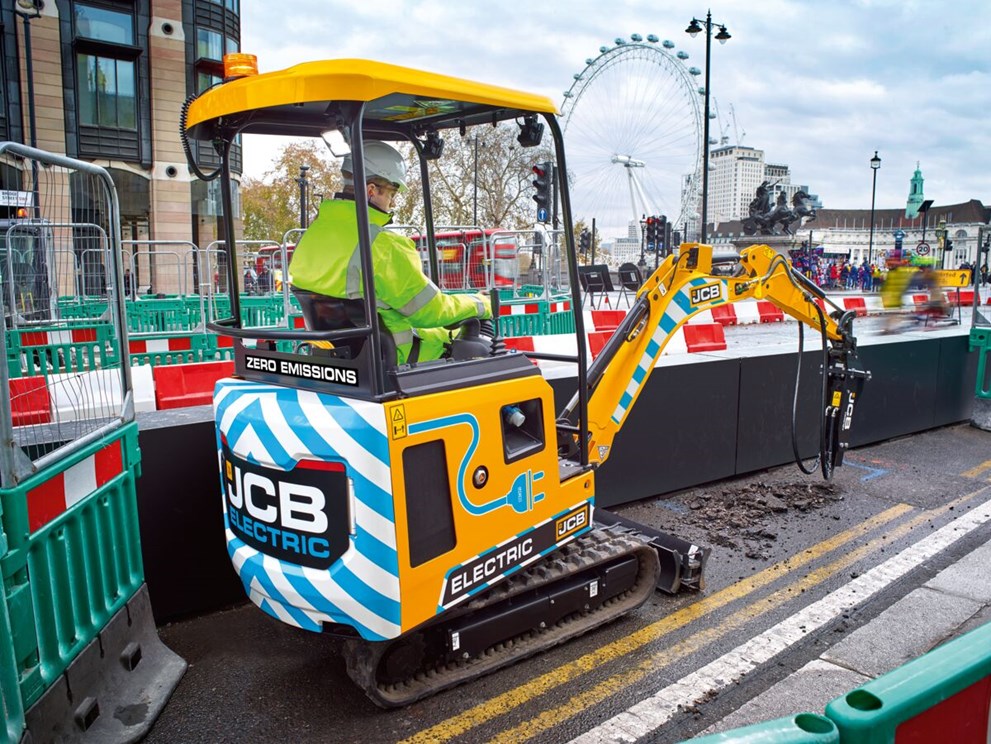 JCB ha prodotto per prima in grande serie un miniescavatore elettrico da 2 tonnellate