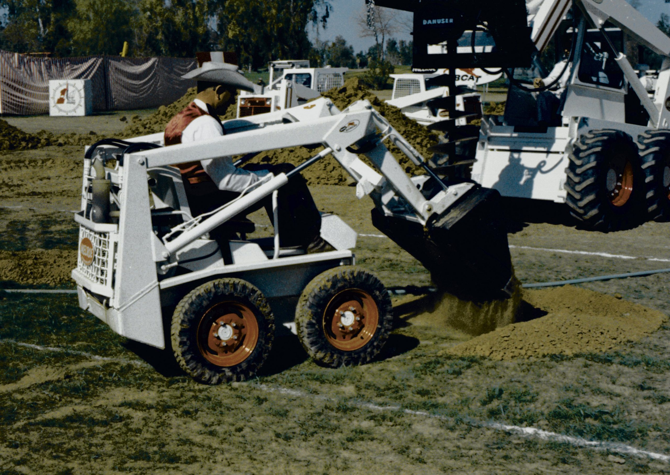 La Bobcat iniziò ad essere identificata con il colore bianco