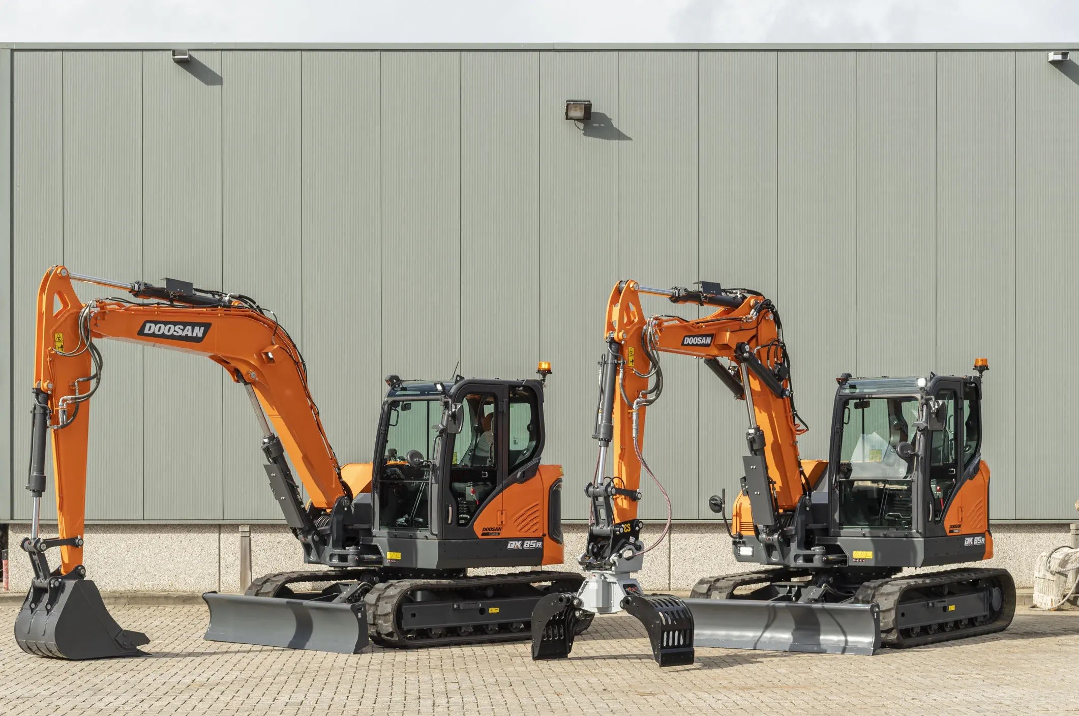 Il nuovo Doosan DX85R-7 è disponibile sia con braccio mono, sia triplice