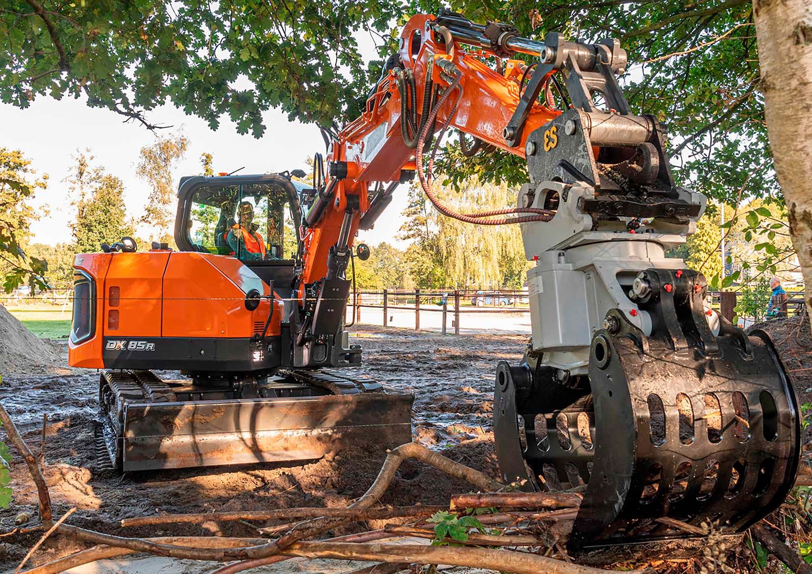 La gestione degli accessori del DX85R-7 è del tutto pari a quella di una macchina di classe superiore