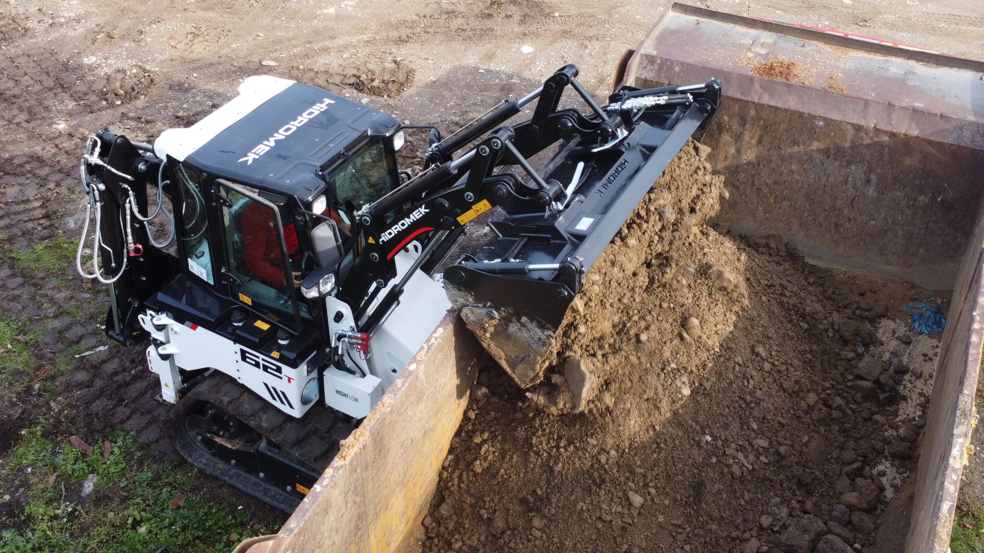 La Hidromek HMK 62T è in grado di caricare automezzi di classe medio-grande