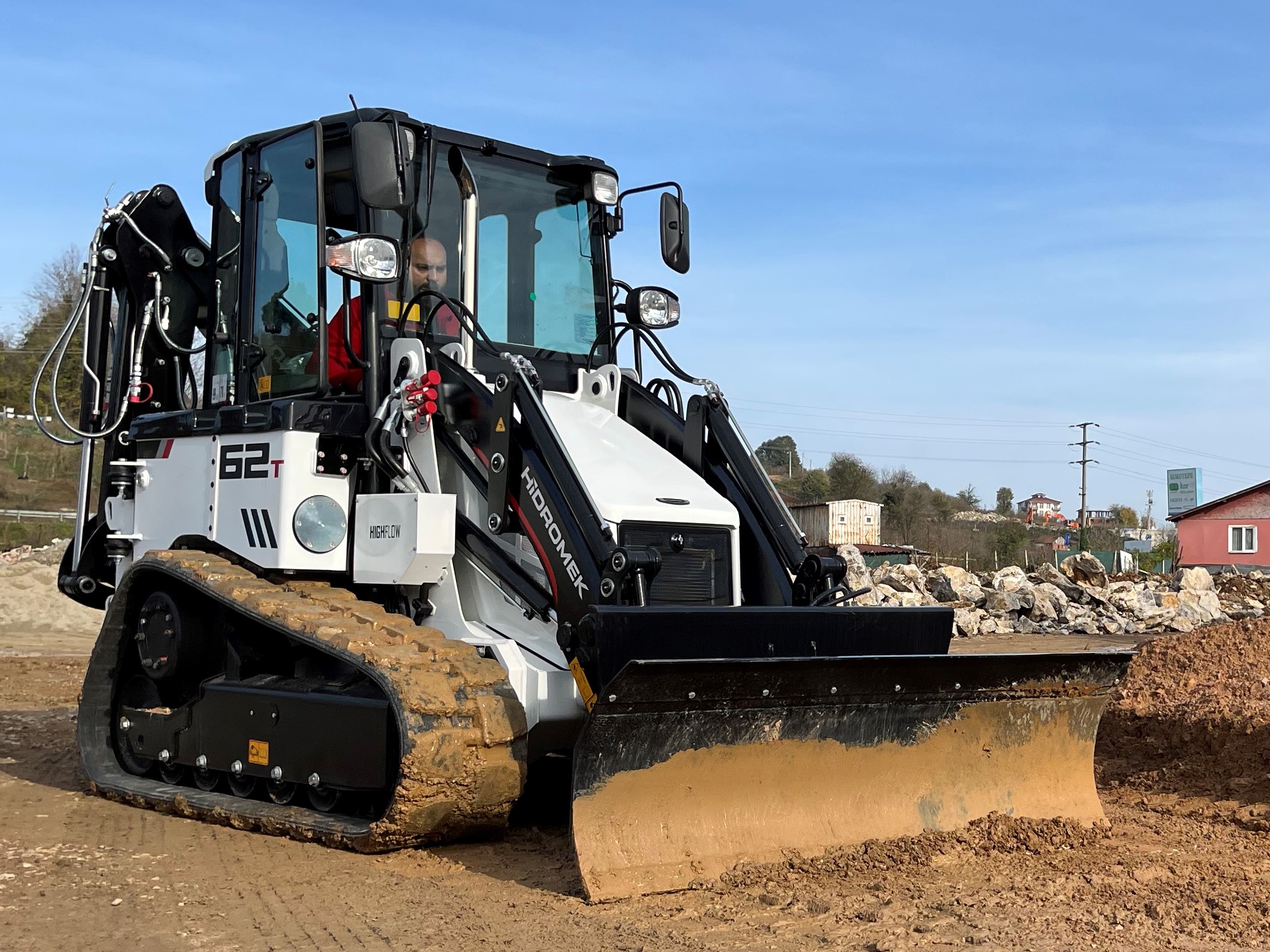 La Hidromek HMK 62T è una macchina cingolata compatta e performante. 