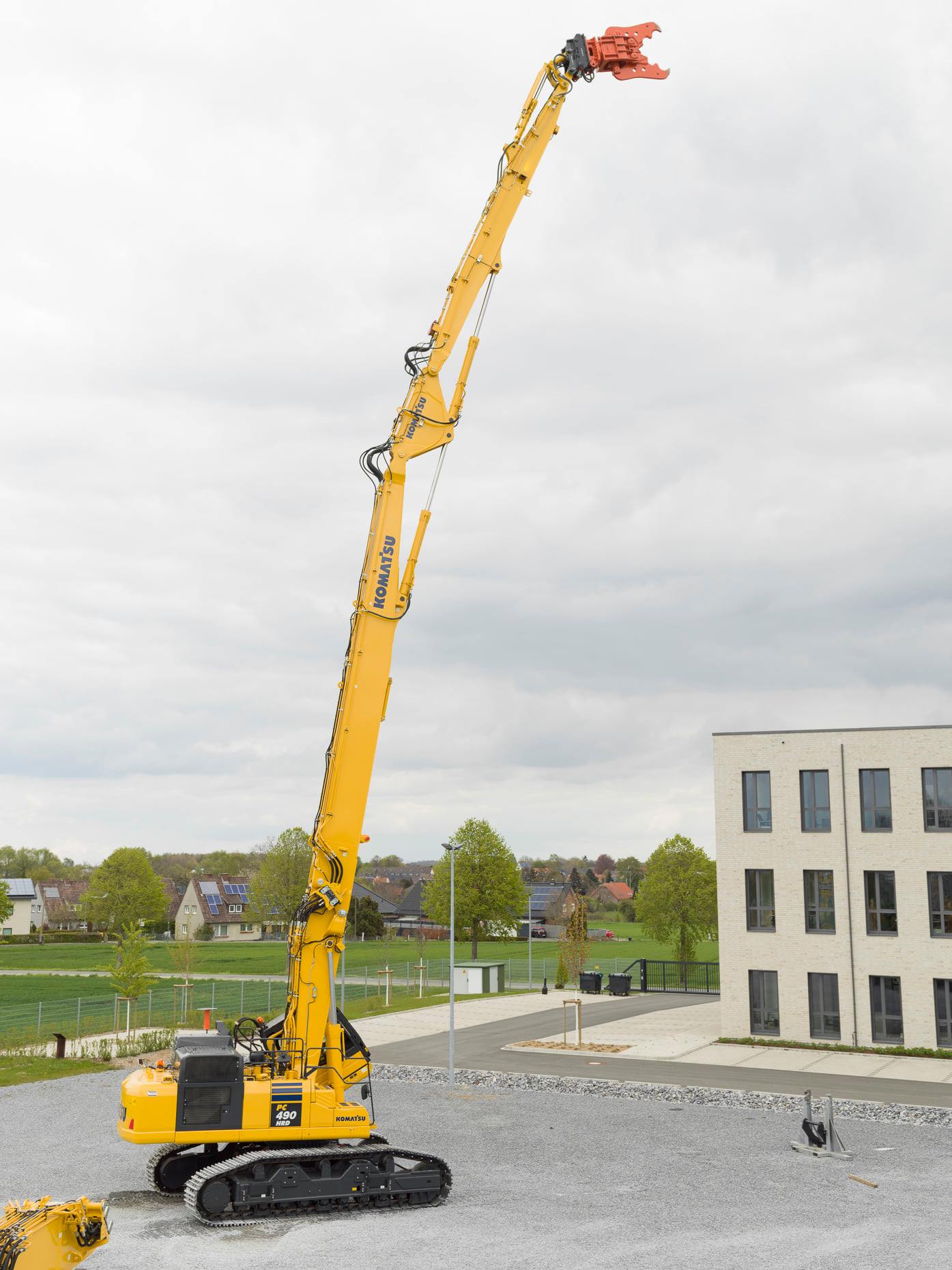 Il Komatsu PC490HRD-11 si presenta con il sistema K100 che ne aumenta la polivalenza