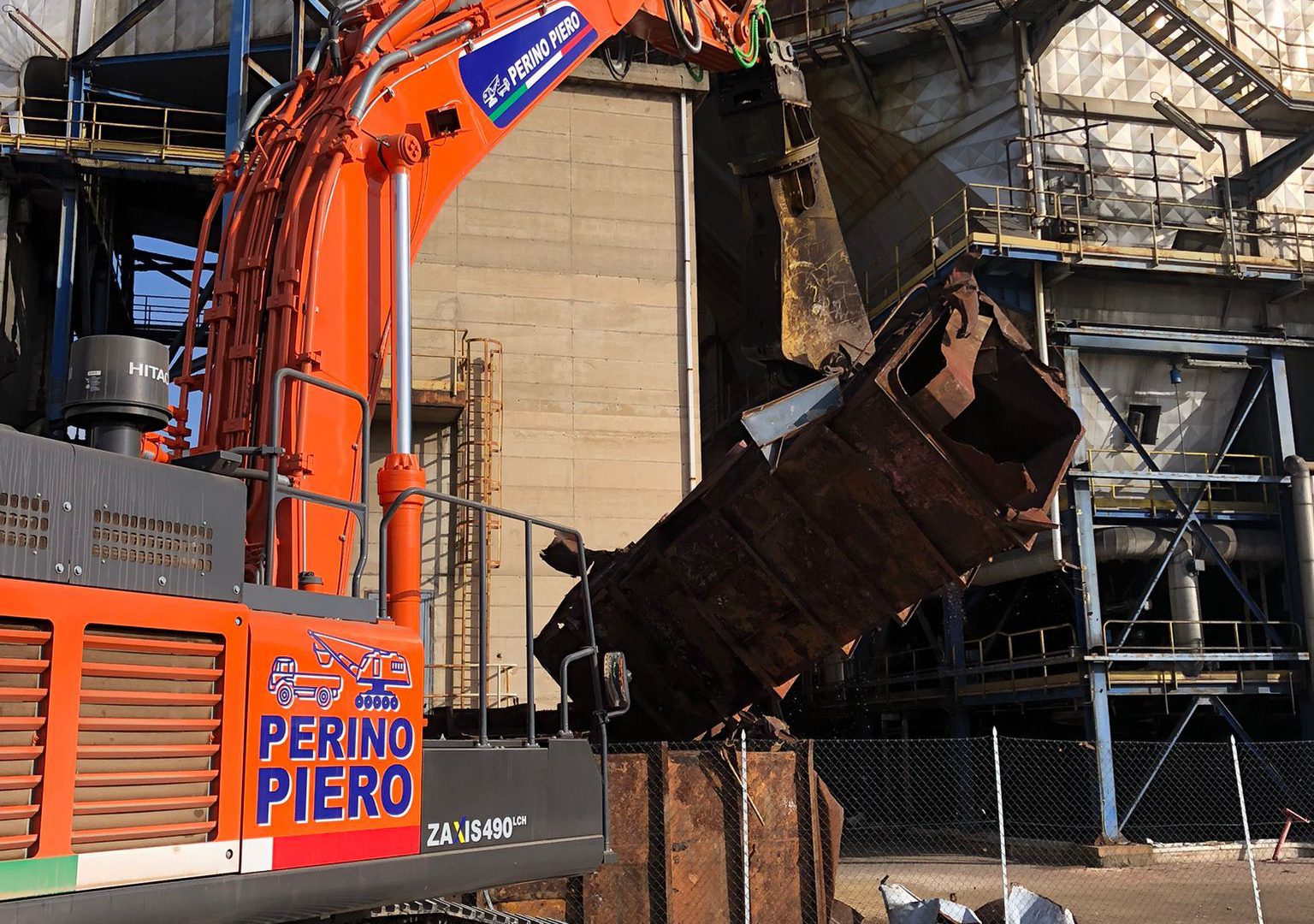 La Perino Piero opera in demolizioni impegnative dove gli attacchi Steelwrist dimostrano il loro valore.