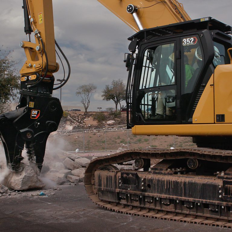 Caterpillar si presenta con il 352 Straight Boom ottimizzato per i lavori di demolizione