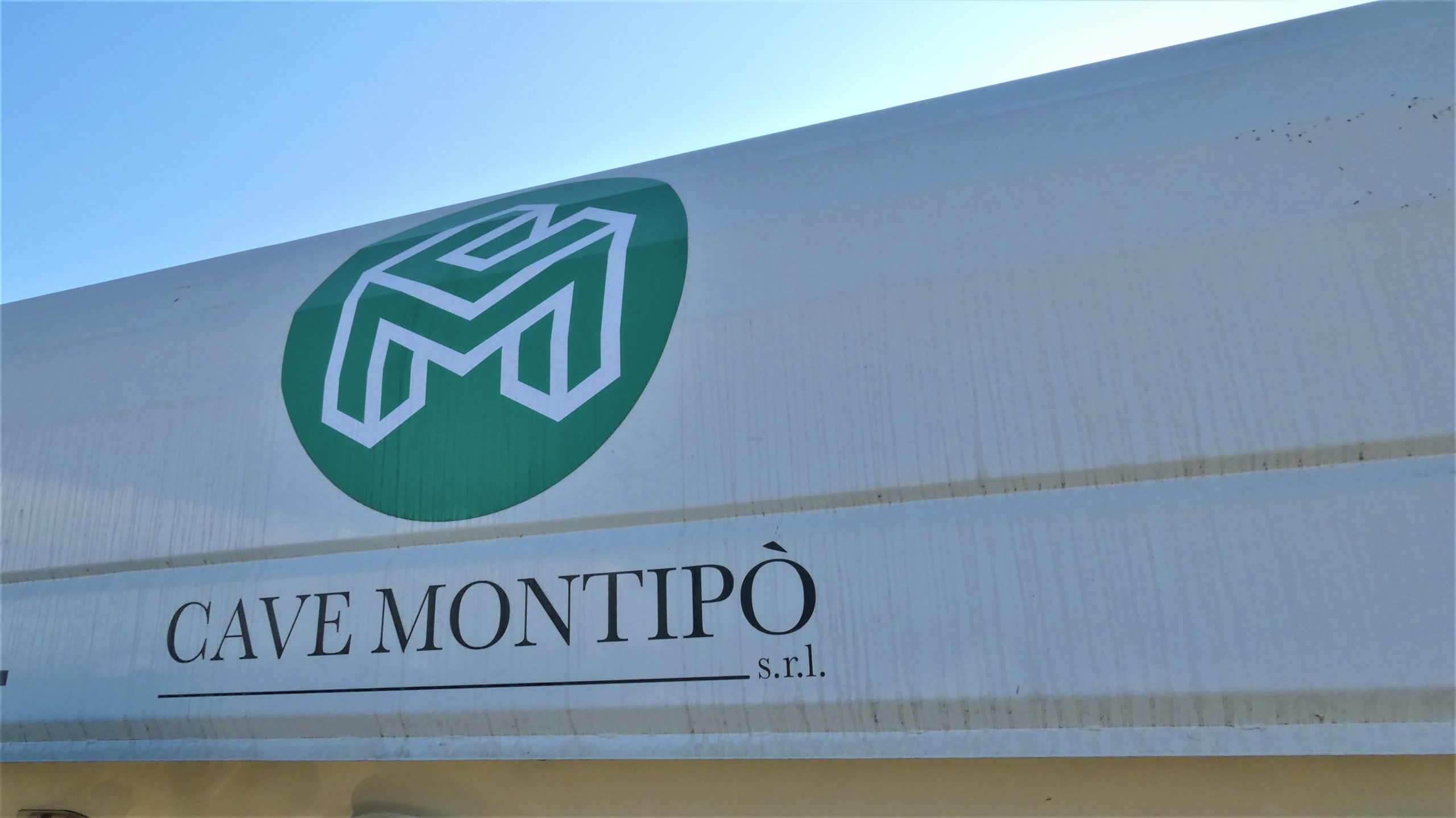 Cave Montipò è attiva nel settore estrattivo dal lontano 1960