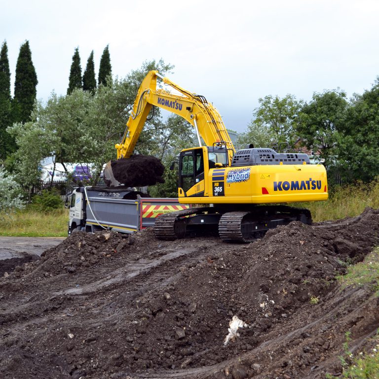 Sarà anche presente l'escavatore ibrido HB365LC