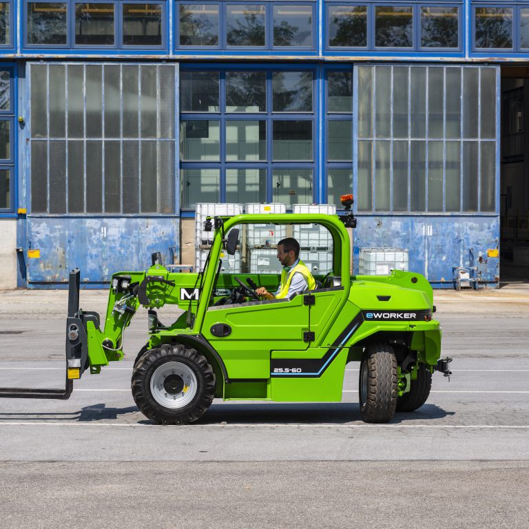 Il Merlo e-WORKER 2WD ha una sterzata di 85°