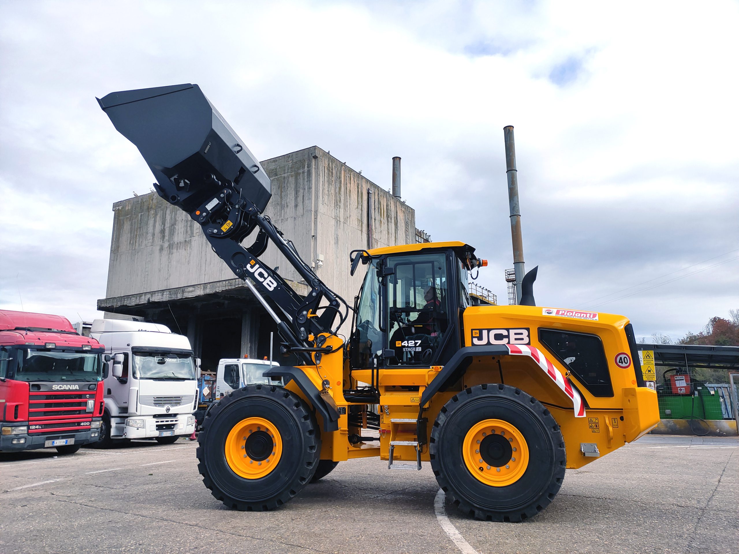 La JCB 427 HT è una macchina pensata per la movimentazione dei rifiuti