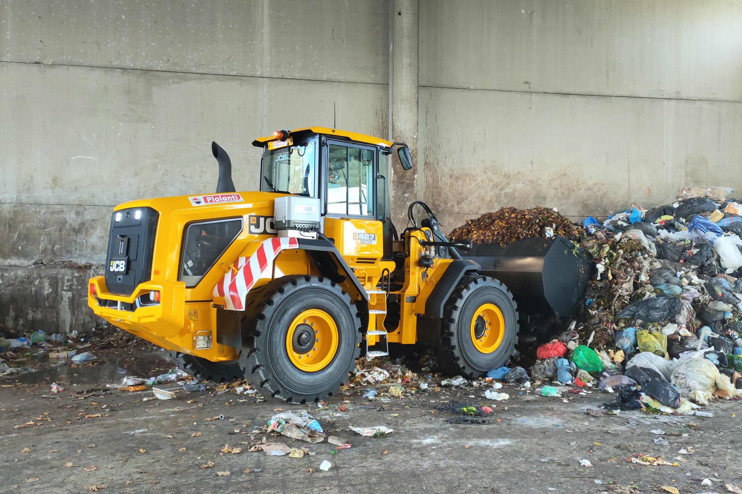 La JCB 427 HT è una pala gommata dall'elevata polivalenza operativa