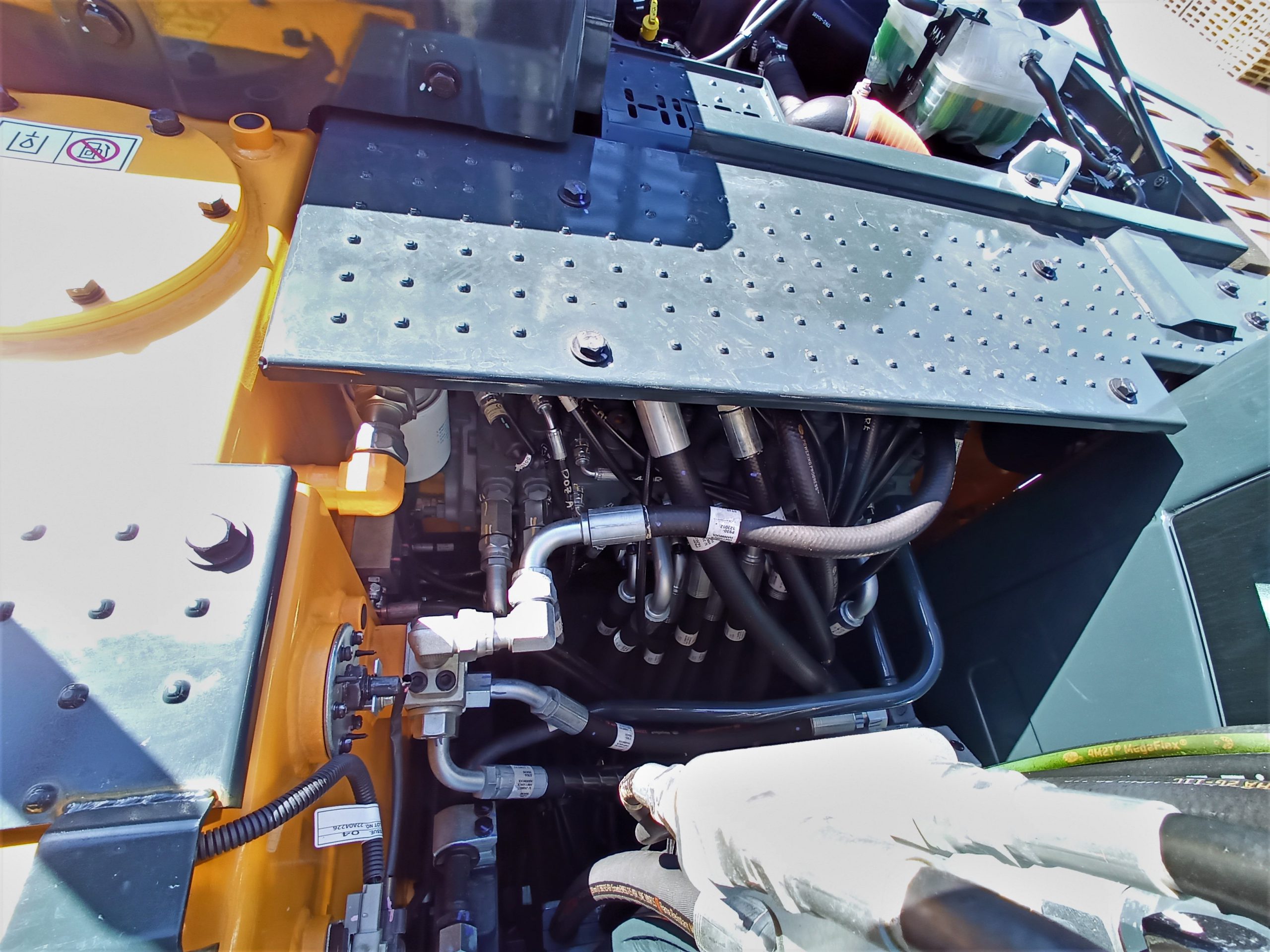 Il distributore idraulico dell'HW150A CR è un Load Sensing Flow Sharing sviluppato con Bosch-Rexroth