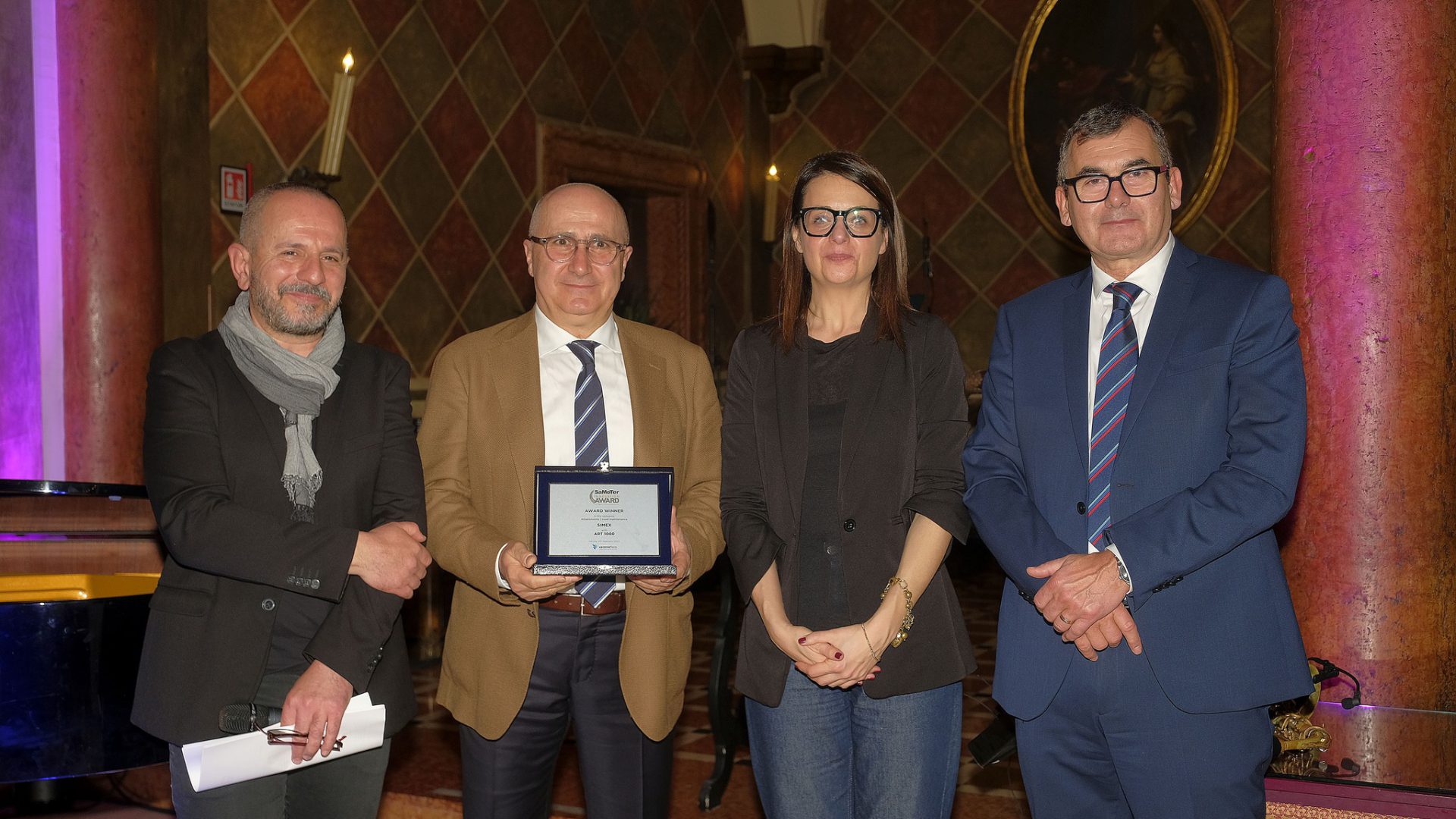 Mirco Risi mentre ritira il Samoter Innovation Award per la tecnologia ART