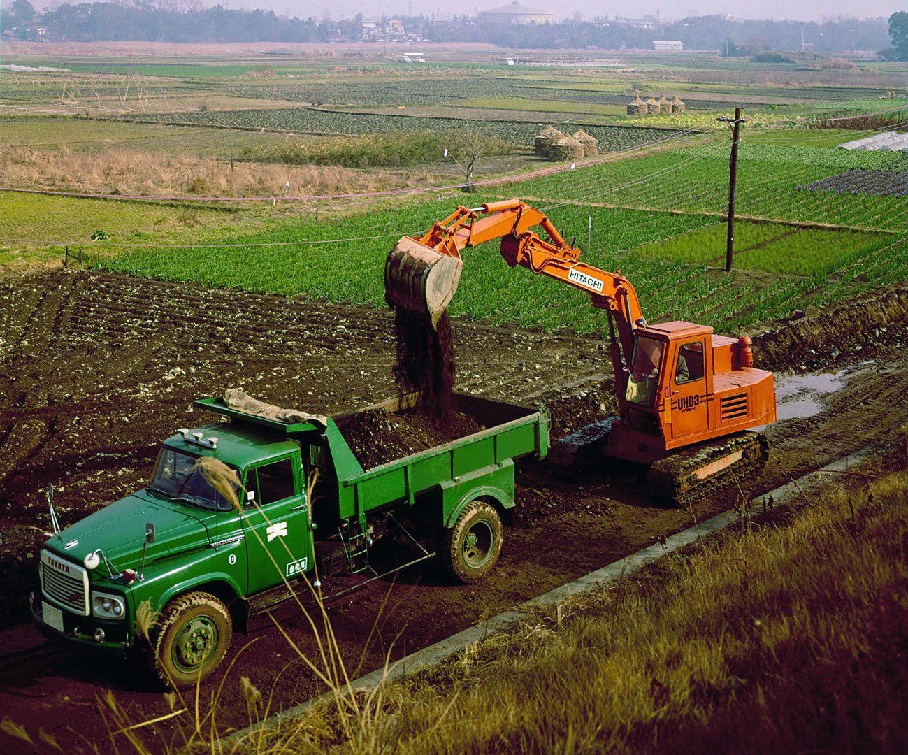 L'escavatore idraulico Hitachi UH03 è stato il capostipite delle macchine color arancio