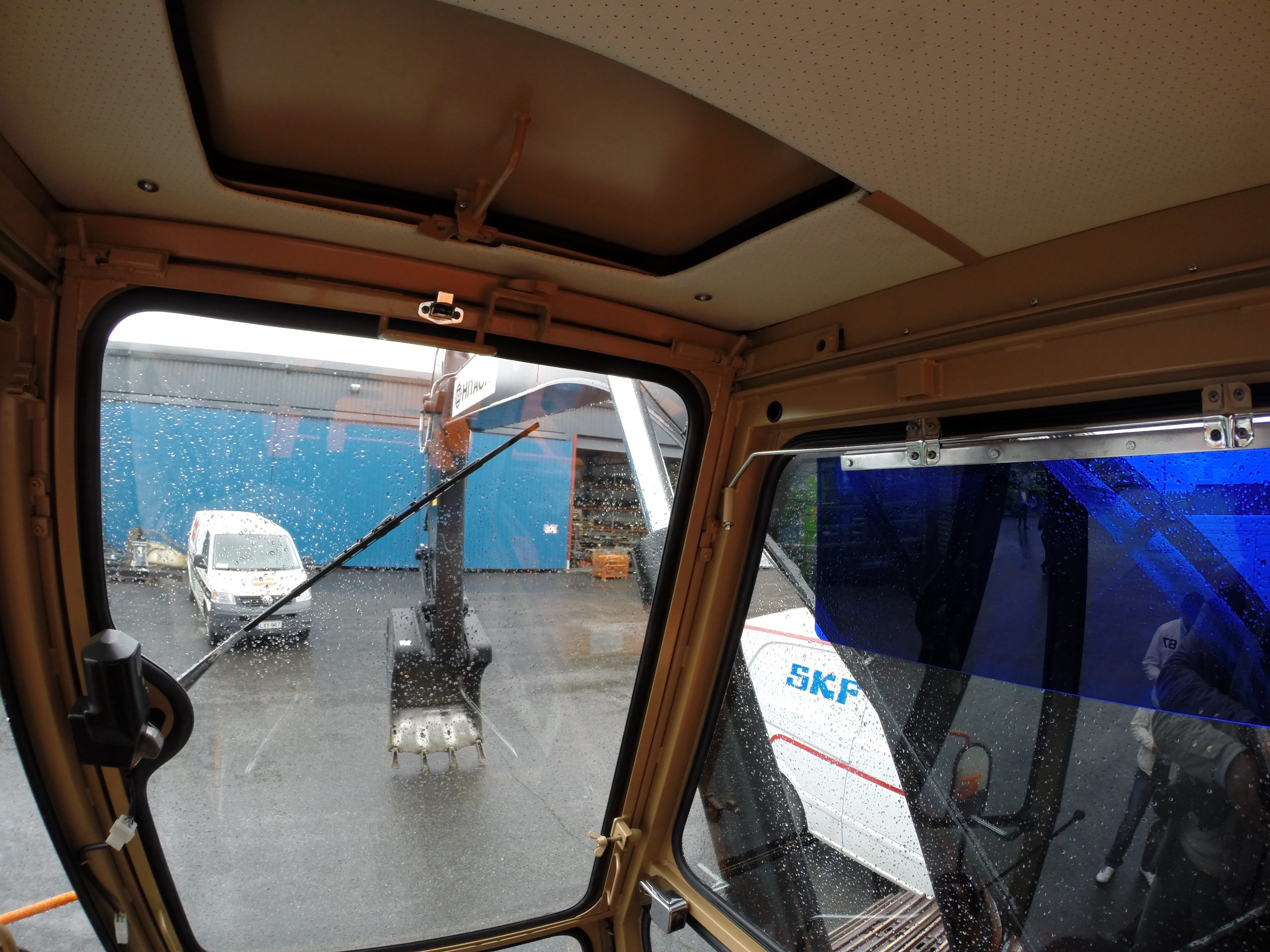 Hitachi presentava una cabina con specifici accorgimenti che agevolavano il lavoro in cantiere