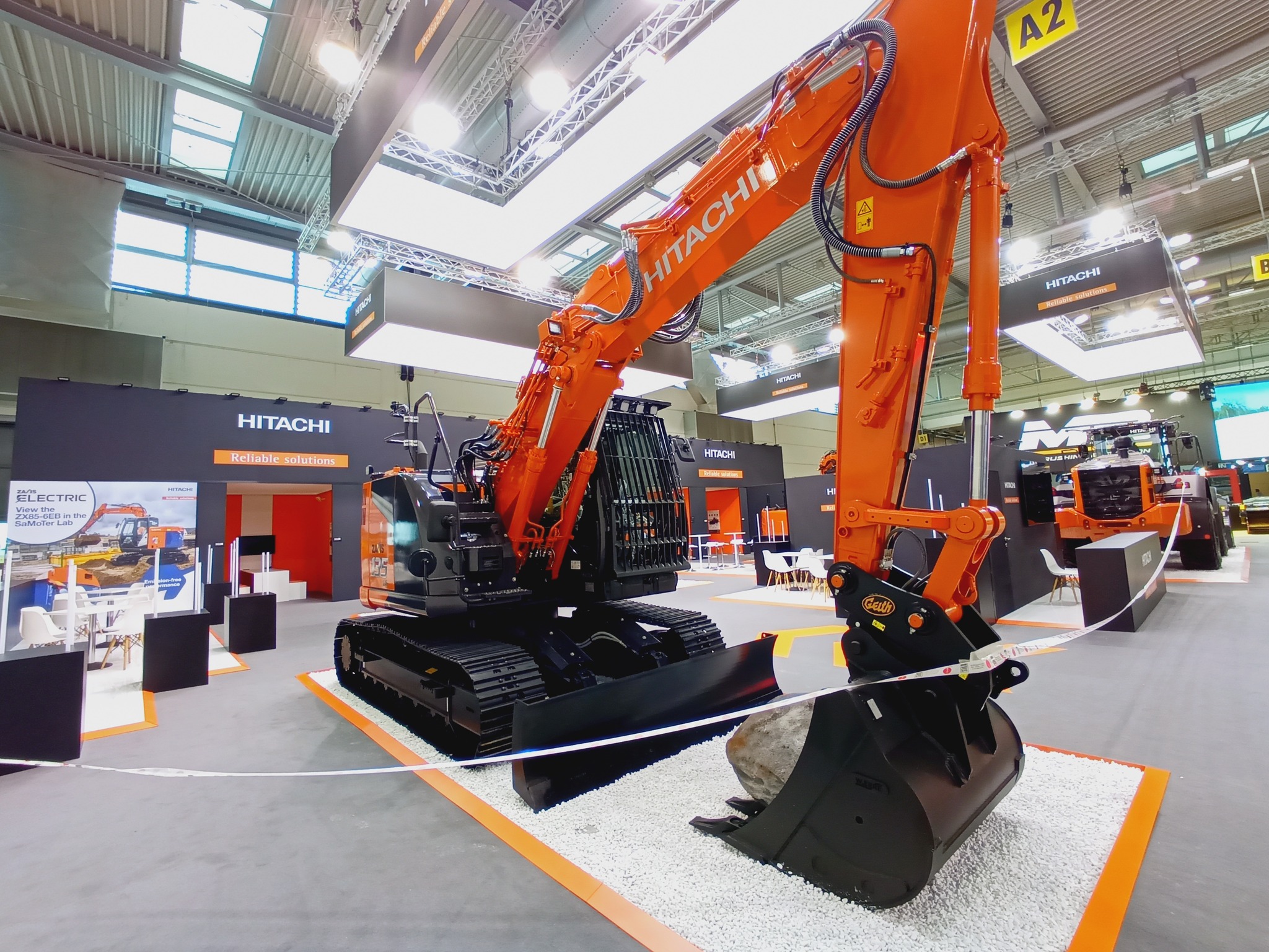 Hitachi era presente anche con lo ZX135US-7