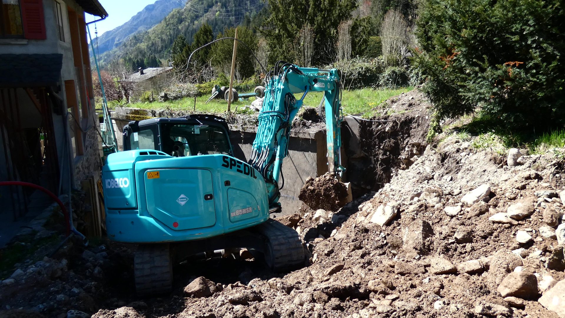 L'SK85MSR-7 è un midi che guarda alle grandi macchine del costruttore giapponese