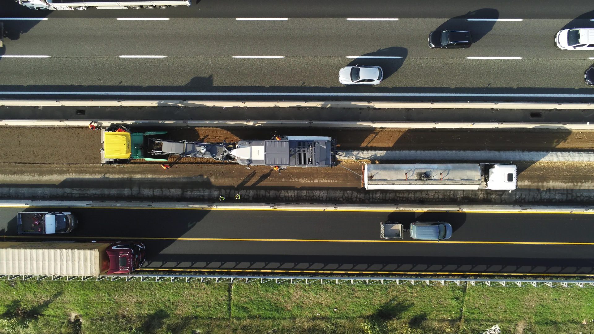 Il treno di riciclaggio comprende la W240CRi con la finitrice e la cisterna degli additivi