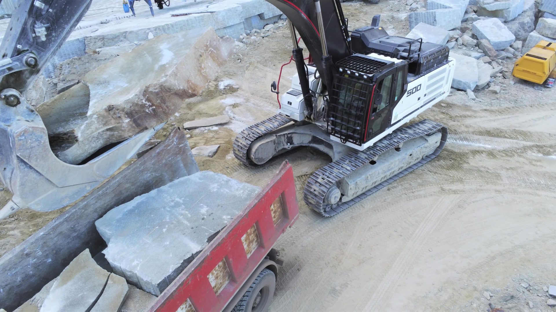 L'escavatore Hidromek HMK500 LCHD è una macchina adatta alla movimentazione della pietra
