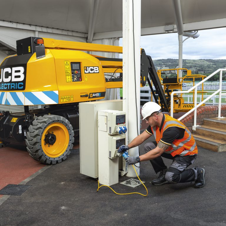 JCB ha scelto 8 batterie da 6 volt per le sue PLE