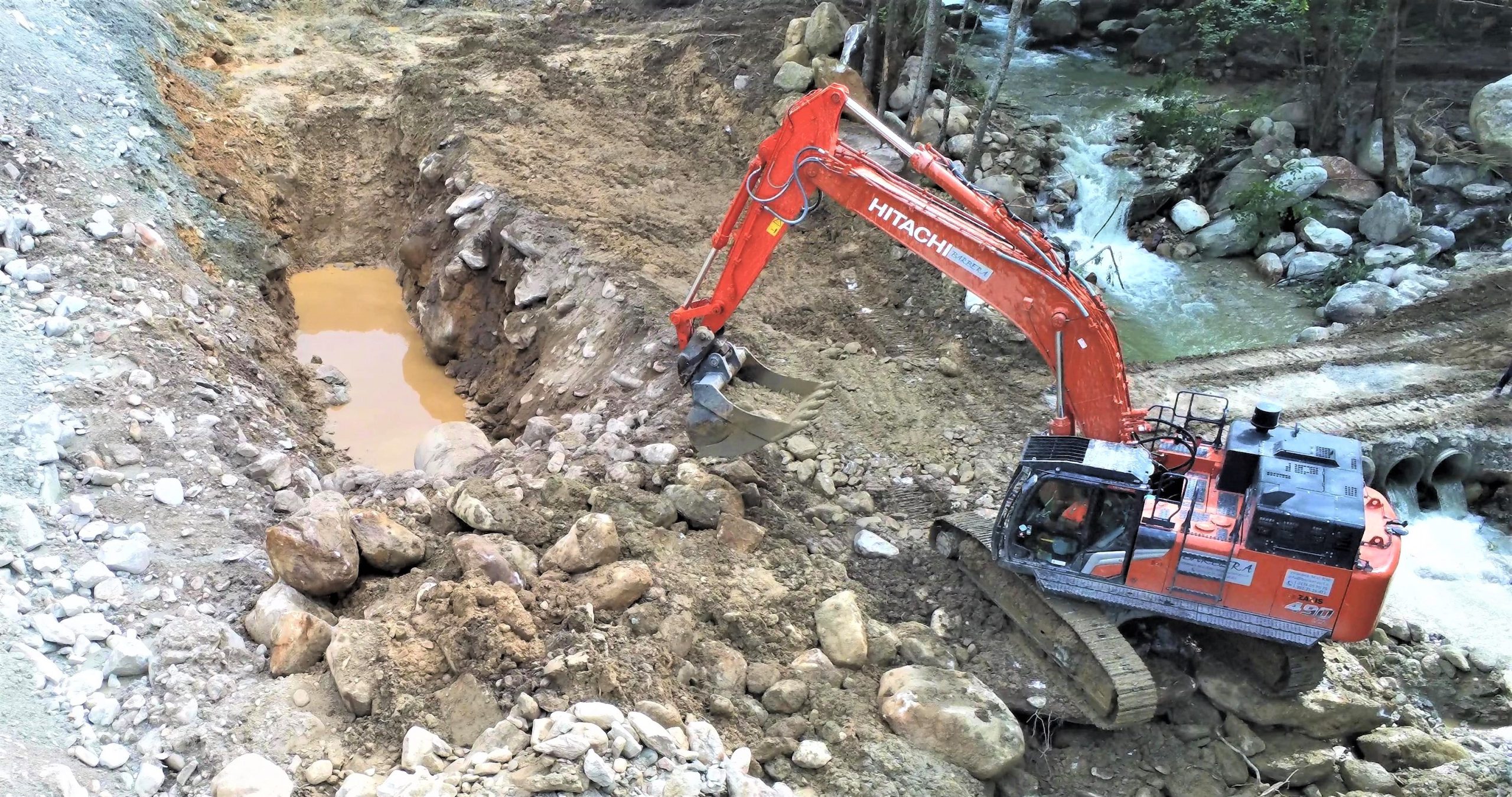 L'escavatore Hitachi ZX490LCH-7 è una macchina pensata per i lavori pesanti