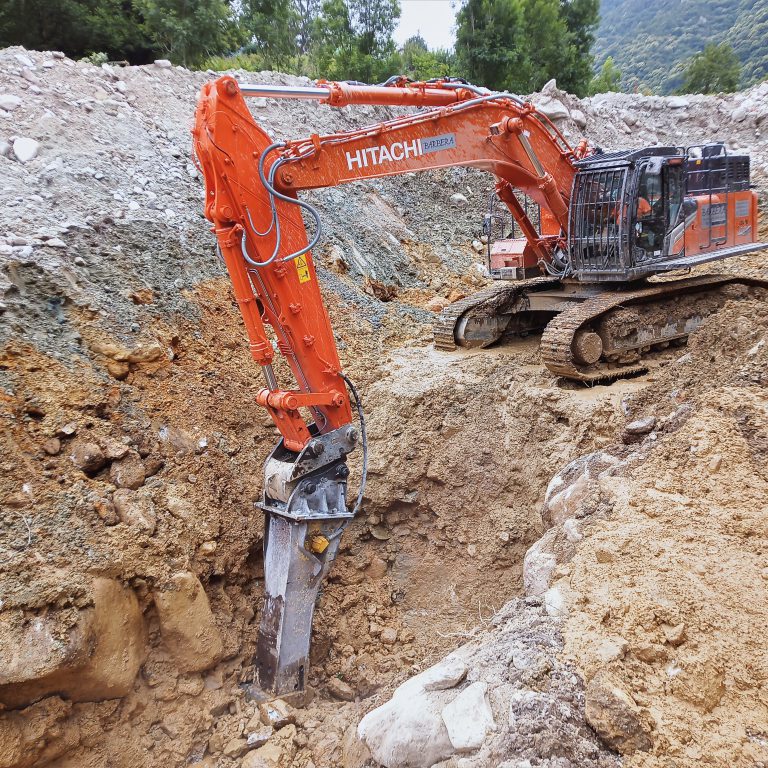 Nel cantiere di Frabosa lo ZX490LCH-7 ha lavorato in modo pesante