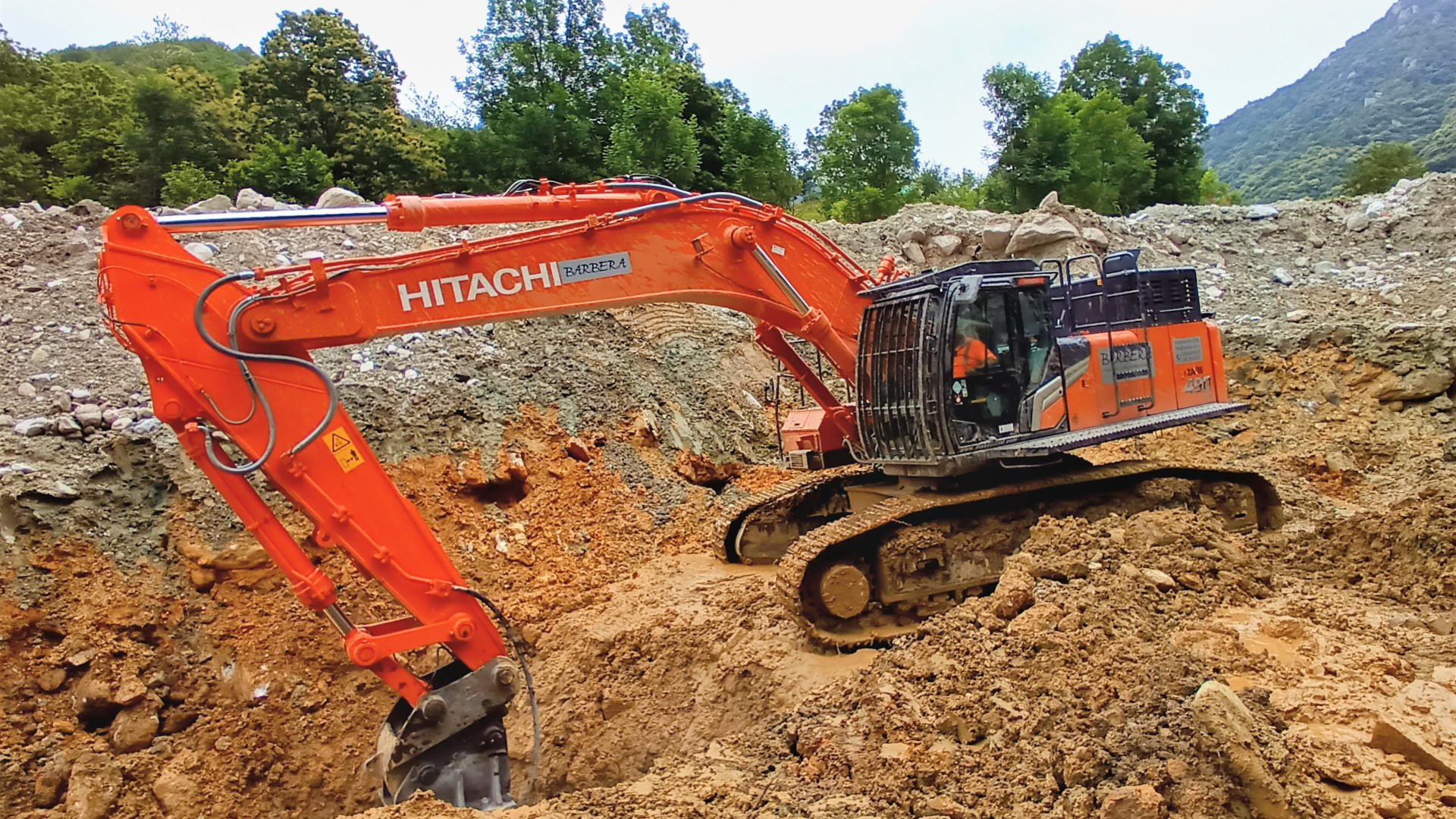 L'escavatore Hitachi preso a noleggio da Barbera Srl è impegnato in modo importante