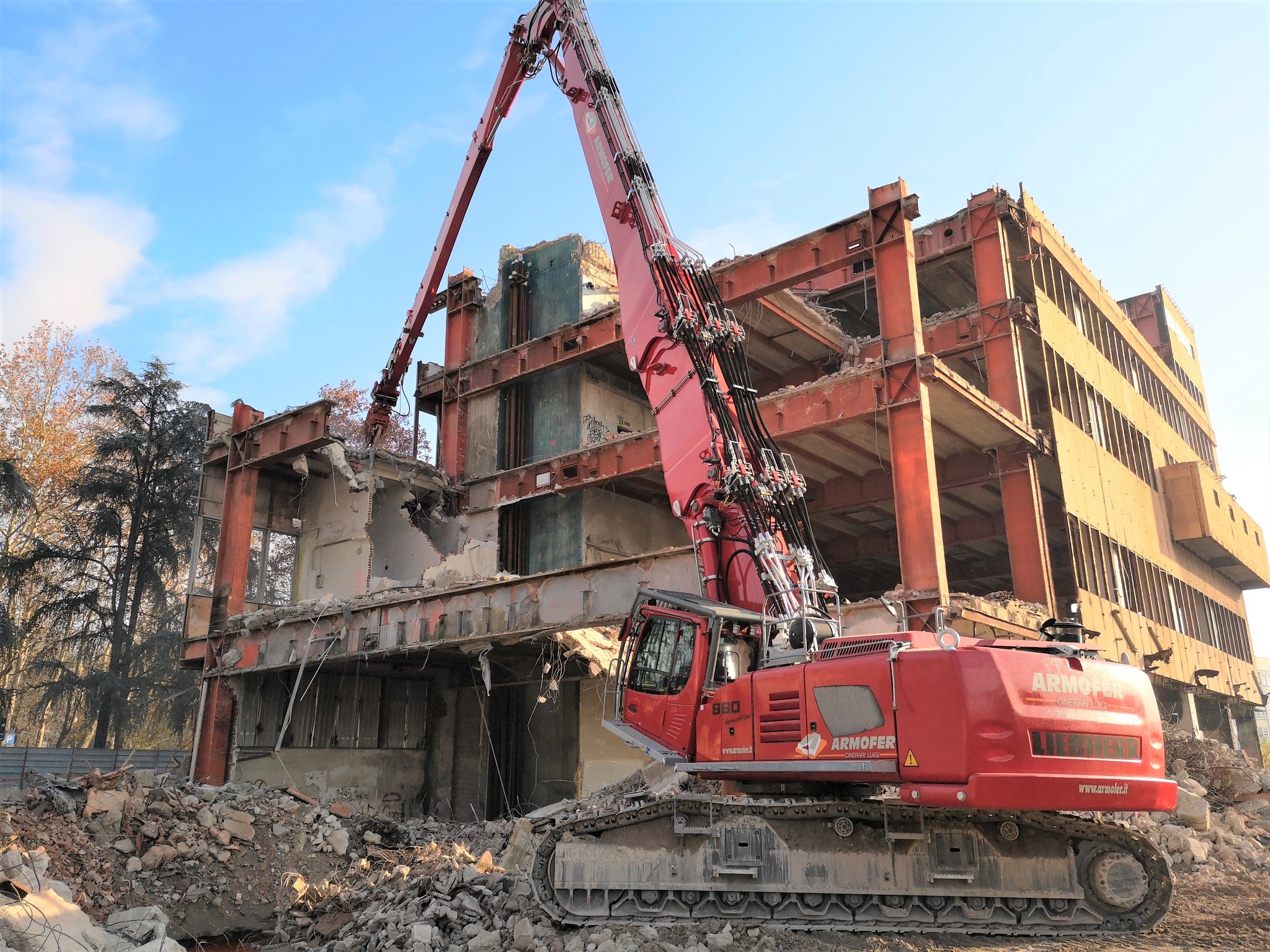 Liebherr ha fornito ad Armofer diverse macchine da demolizione fra cui anche l'R960 Demolition