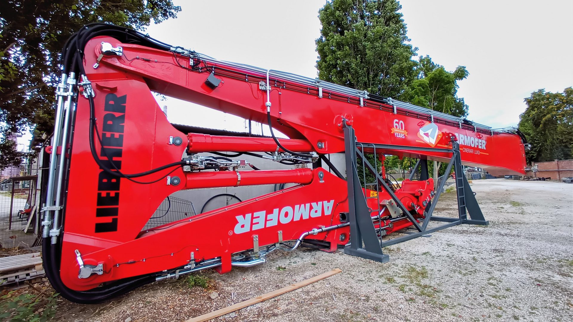 Il braccio lungo progettato da Liebherr permette di arrivare fino a 50 metri di altezza