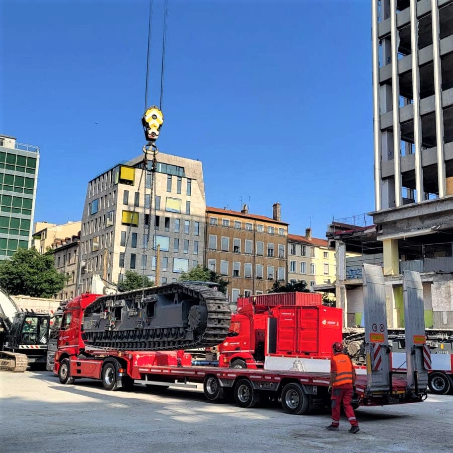 In cantiere l'R980 Demolition richiede una gru ordinaria per il montaggio e smontaggio