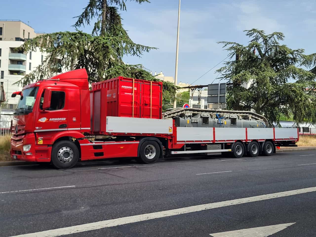 Il trasporto dei longheroni del Liebherr R980 Demolition richiede mezzi ordinari