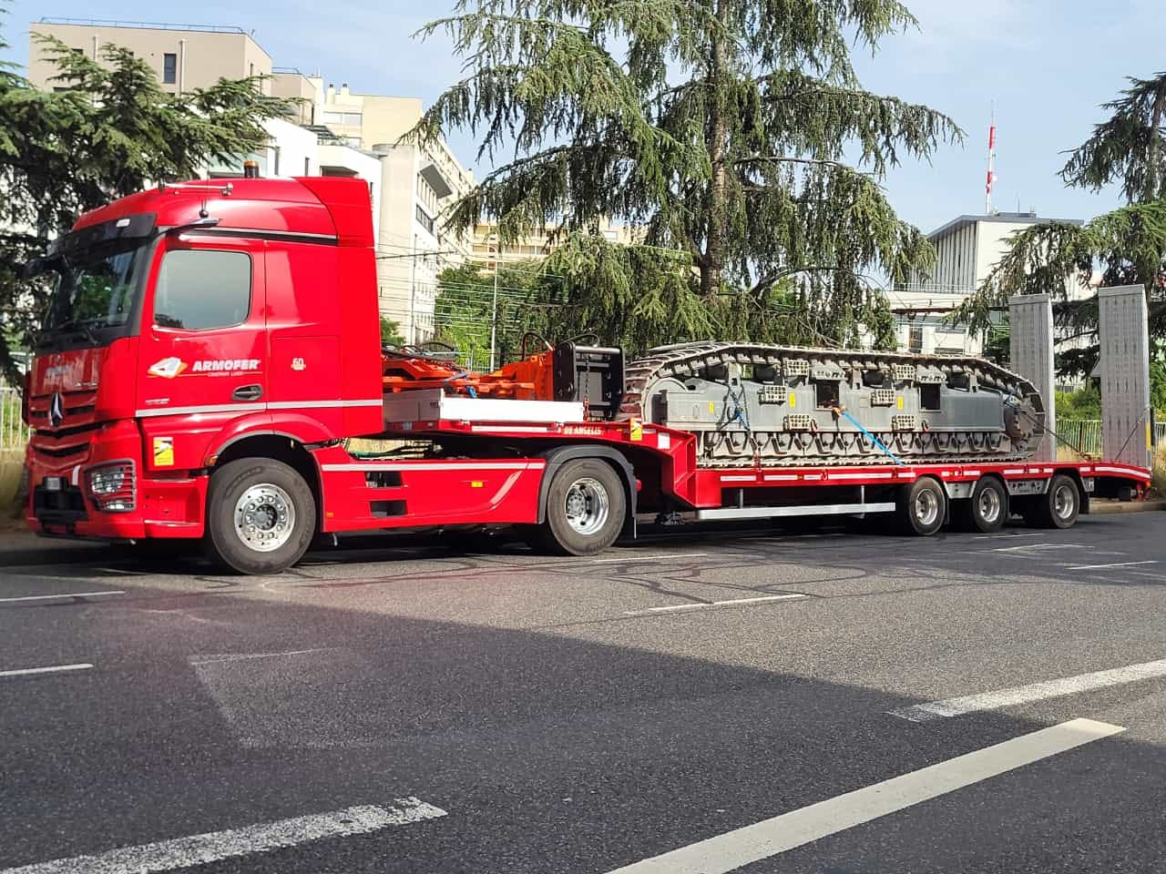 Il trasporto dei longheroni del Liebherr R980 Demolition richiede mezzi ordinari