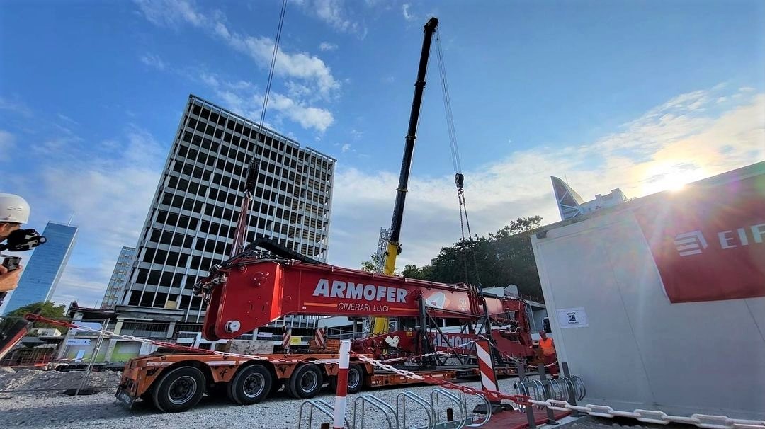 Il braccio telescopico del Liebherr R980 Demolition di Armofer richiede un trasporto eccezionale per lunghezza