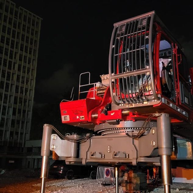 La gestione in cantiere della torretta del Liebherr R980 Demolition è agile e sicura