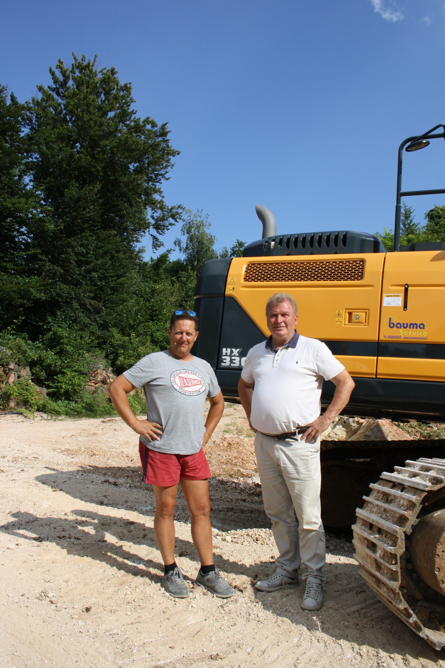 Massimo Rollo e Angelo Schenato vicino allo Hyundai HX330A NL