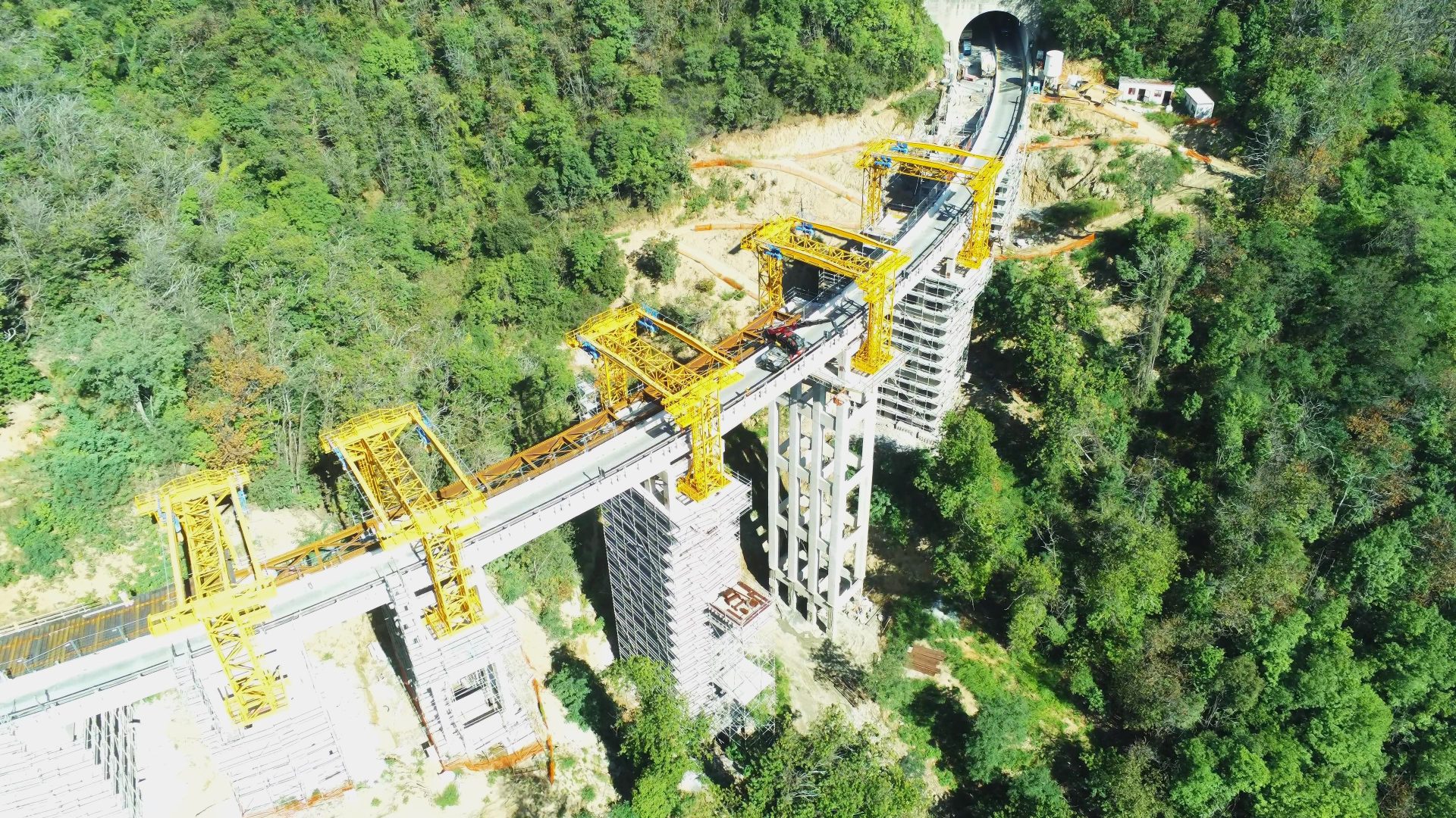 Il cantiere della A6 vede la Preve Costruzioni Spa impegnata con i Manitou MRT2660 Vision+