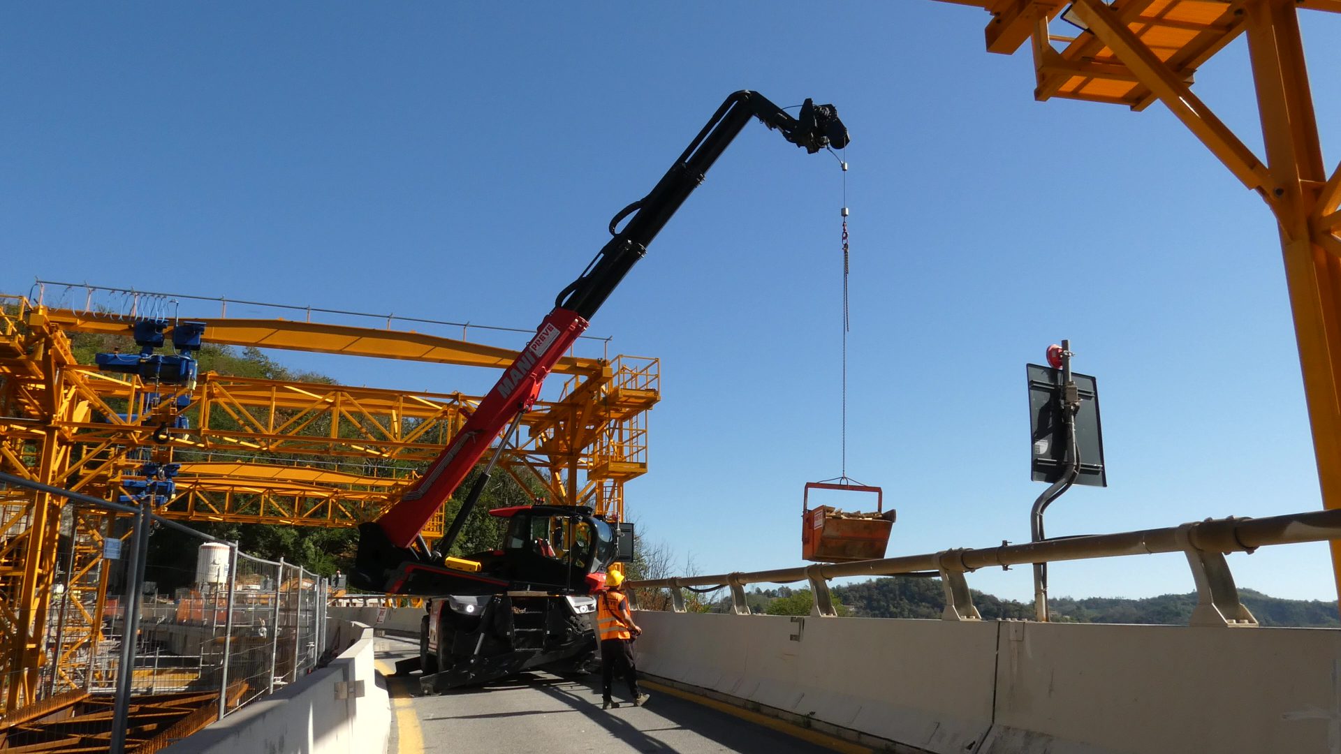 Il Manitou MRT2260 Vision+ consente di essere usato completamente con il radiocomando