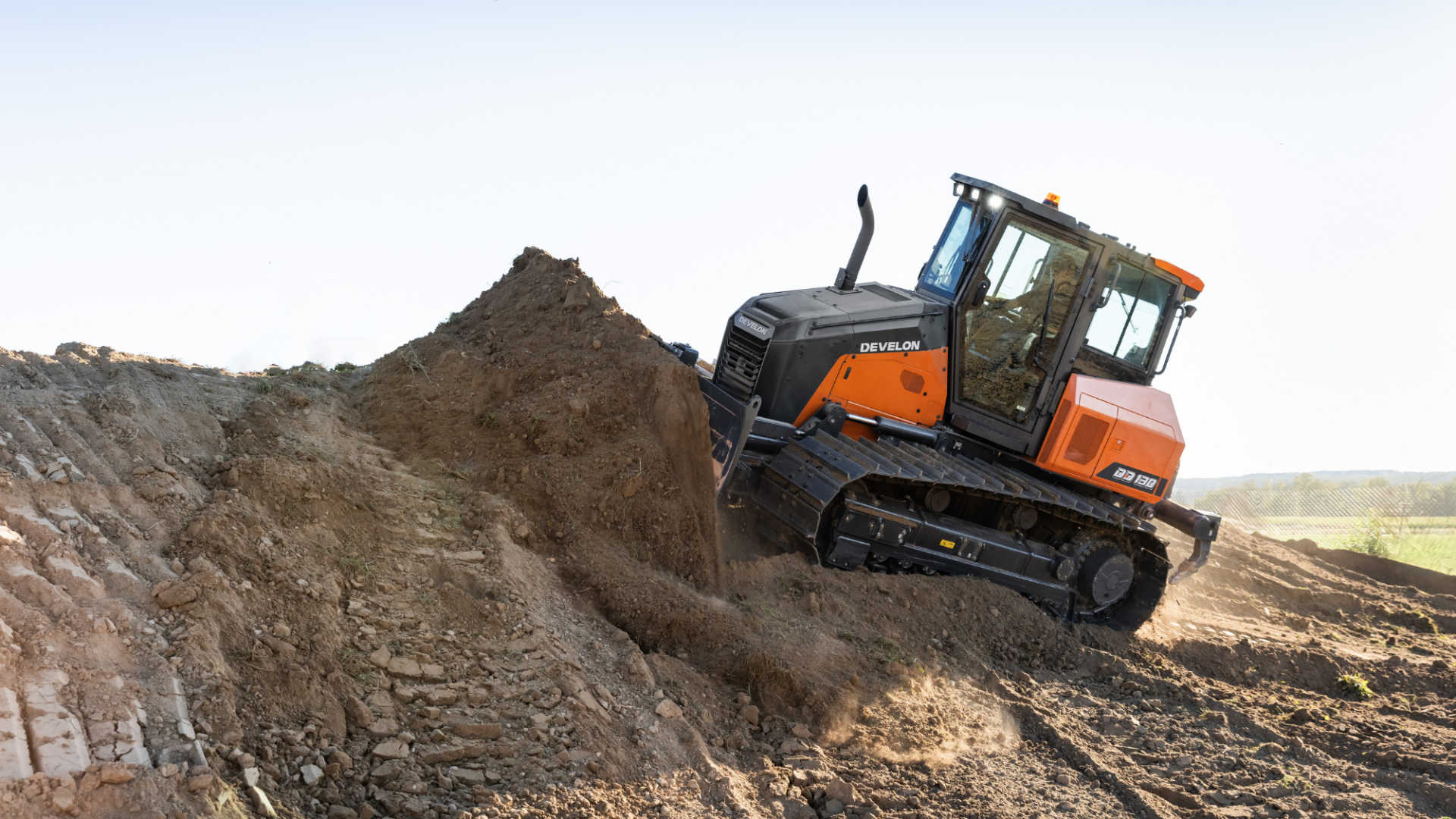 DEVELON si presenta con il suo primo dozer da 15 tonnellate