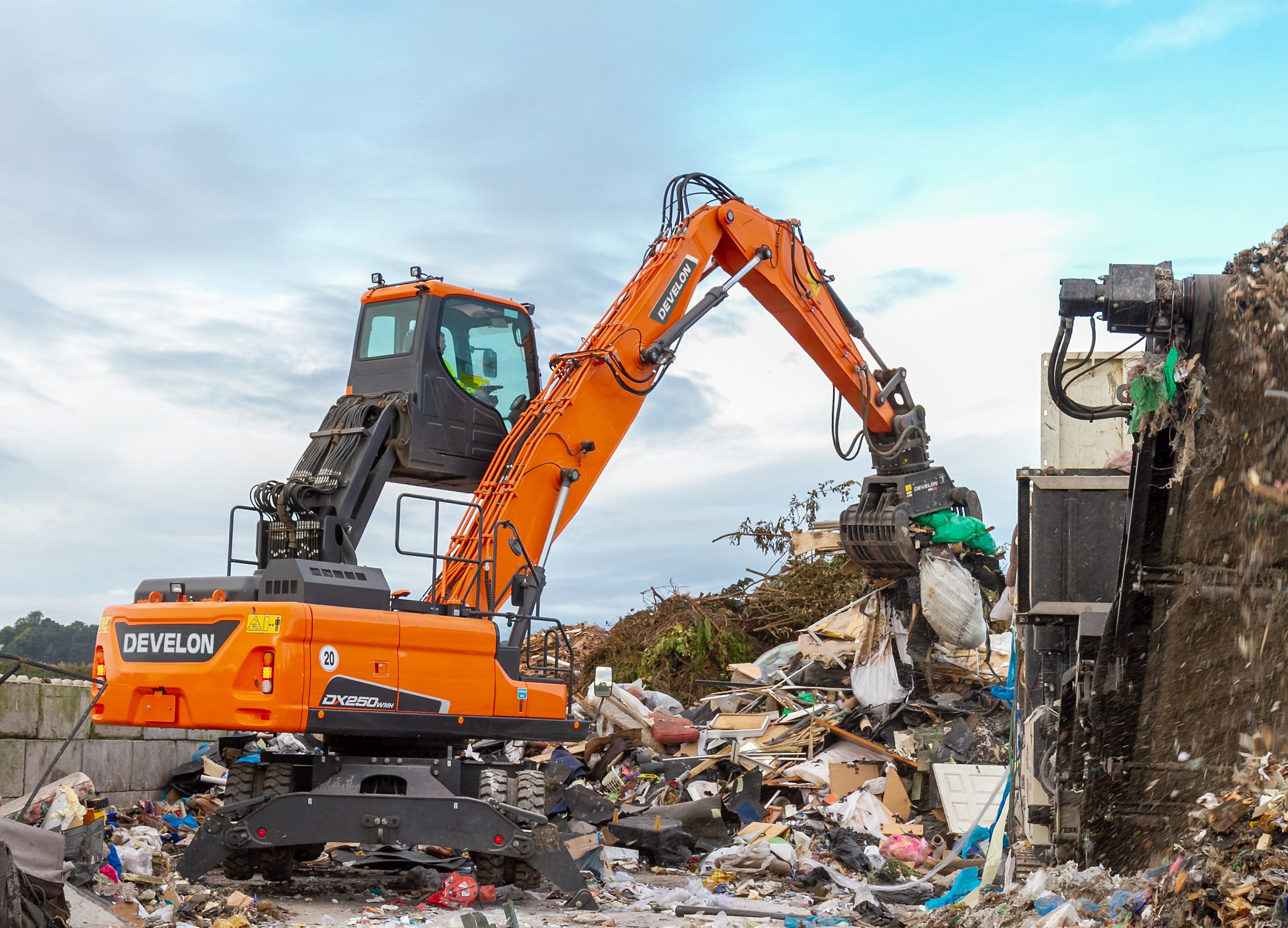 DEVELON consente un'ampia scelta di bracci e allestimenti dei suoi material handlers