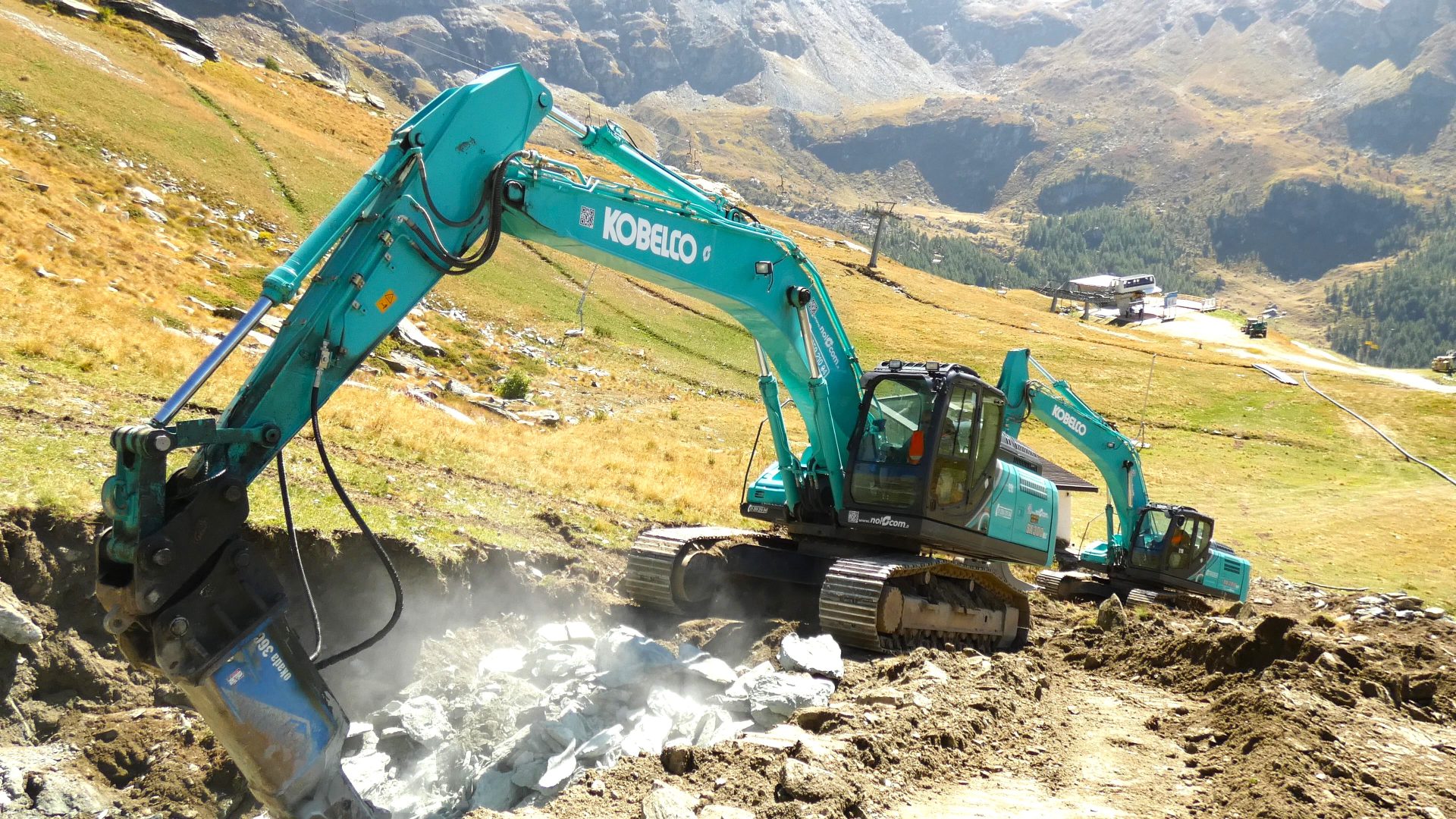 I due Kobelco hanno lavorato in piena sinergia in zone impervie