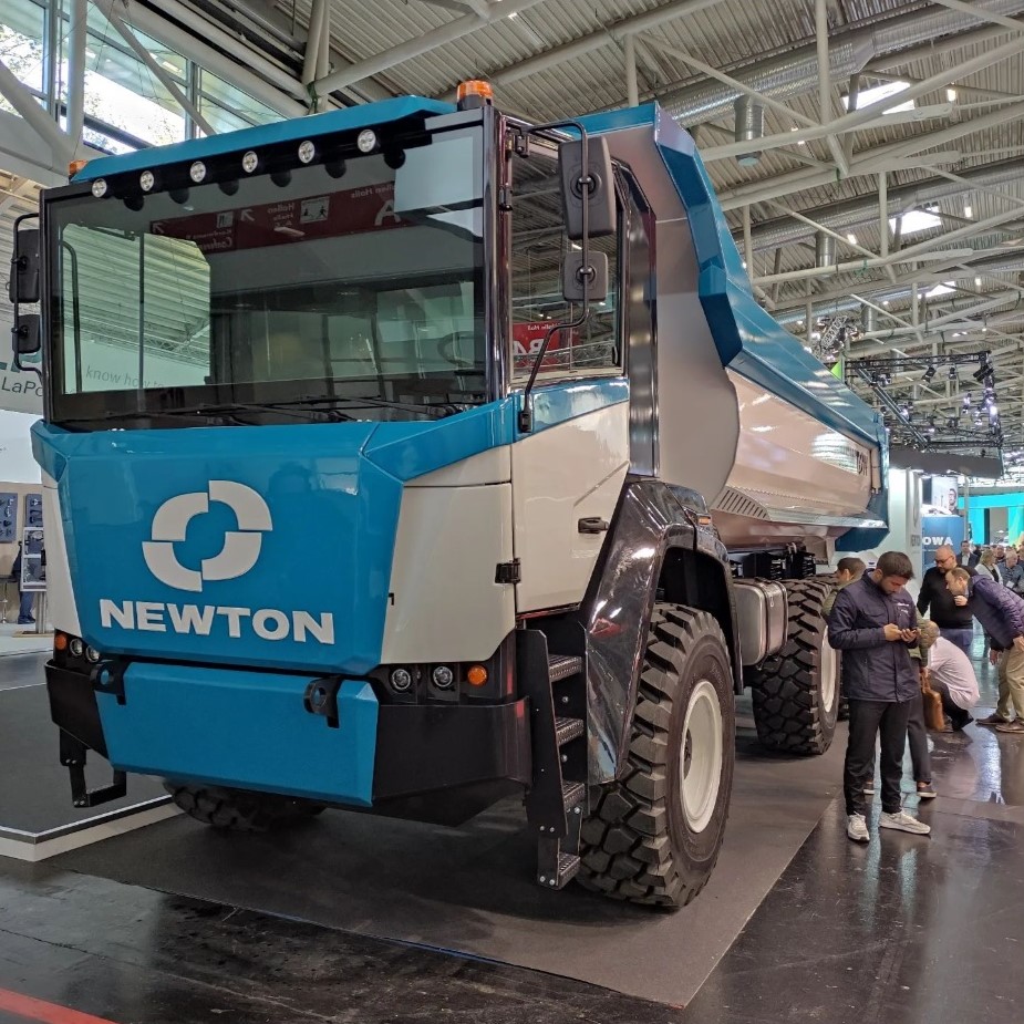 NEWTON TRUCKS ha debuttato a Bauma 2022 presentando il NET.45. La gamma comprende tre modelli con portate da 30, 40 e 65 tonnellate
