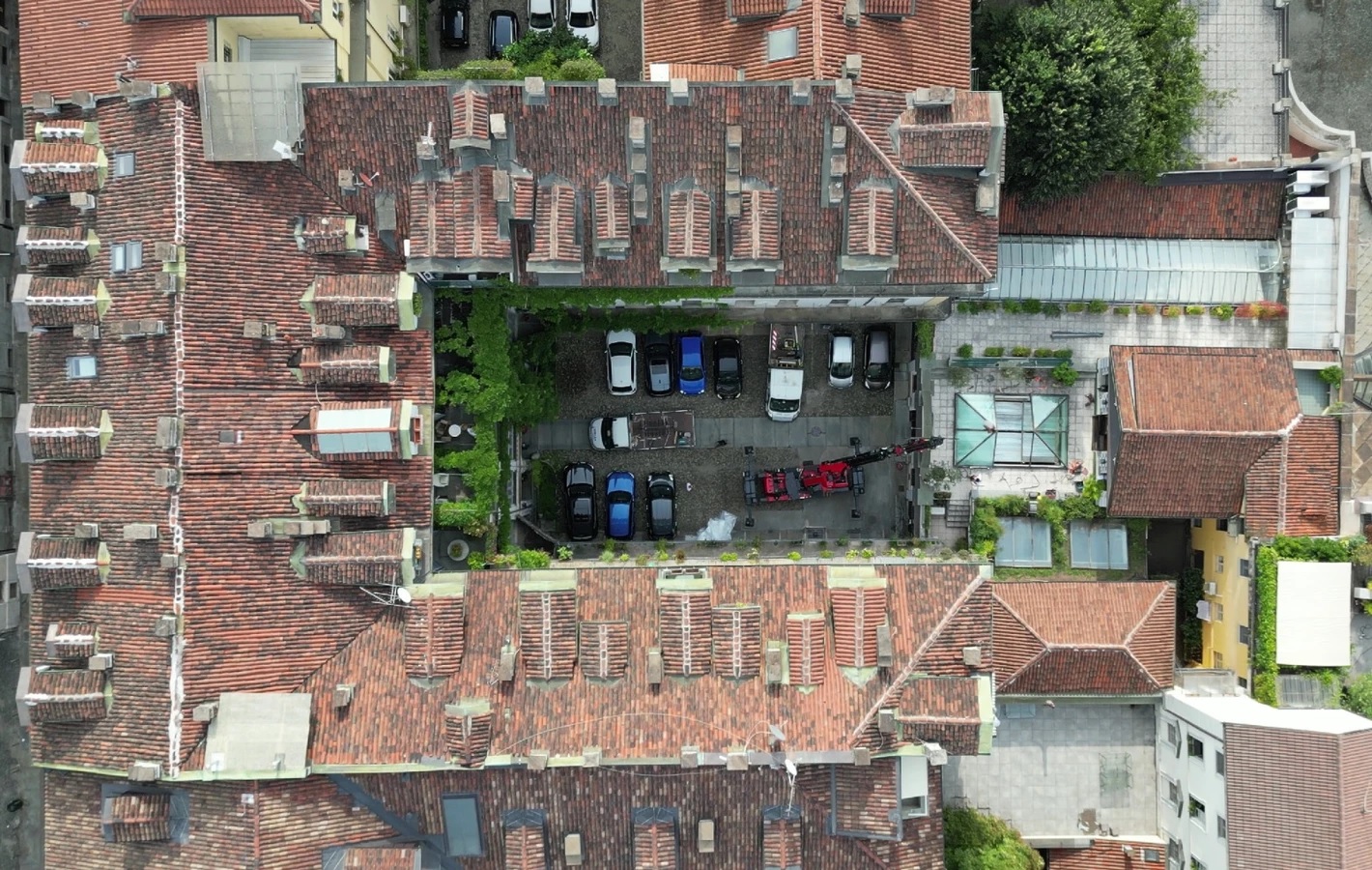 Casella Autogru ha operato in un cortile del centro storico di Torino con la sua PCC 57.002